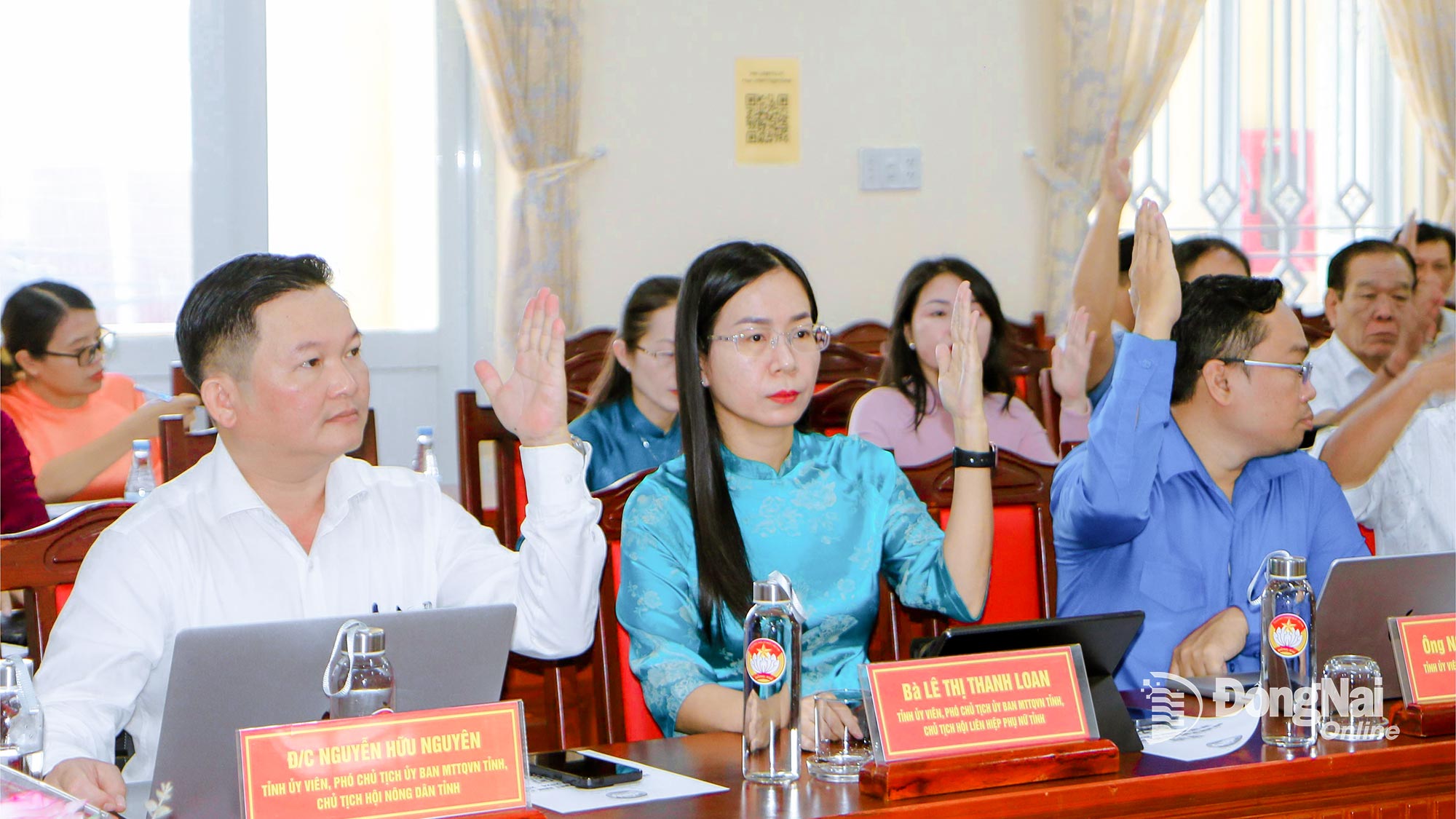 Các ủy viên Ủy ban MTTQ Việt Nam tỉnh tham dự hội nghị biểu quyết thông qua dự thảo Nghị quyết Hội nghị Ủy ban MTTQ Việt Nam tỉnh lần thứ hai, nhiệm kỳ 2024-2029. Ảnh: Văn Truyên