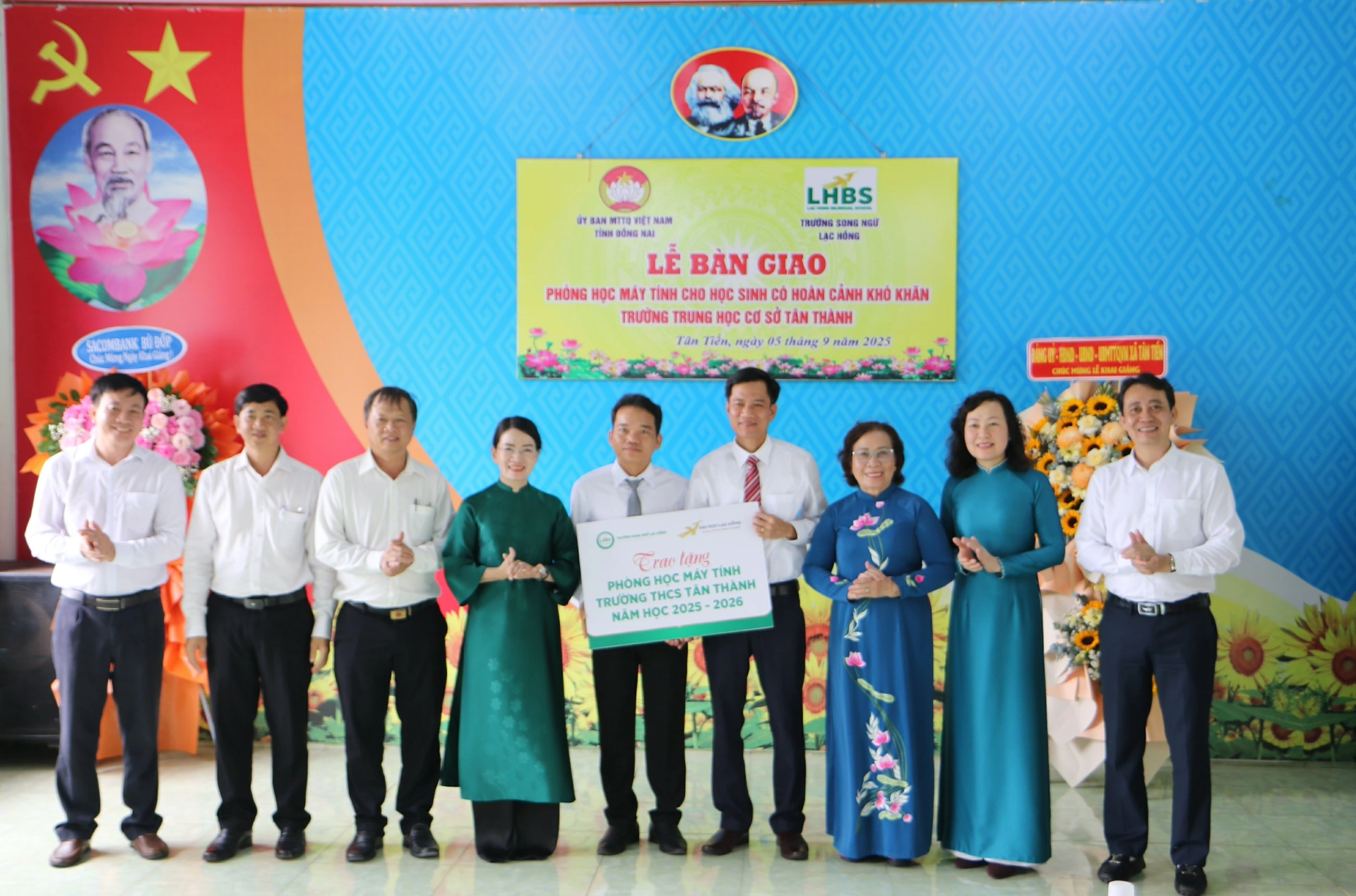 Phó Bí thư Tỉnh ủy, Chủ tịch Ủy ban MTTQ Việt Nam tỉnh Huỳnh Thị Hằng cùng chính quyền địa phương, nhà tài trợ bàn giao 1 phòng máy vi tính cho Trường THCS Tân Thành (xã Tân Tiến). Ảnh: Văn Truyên