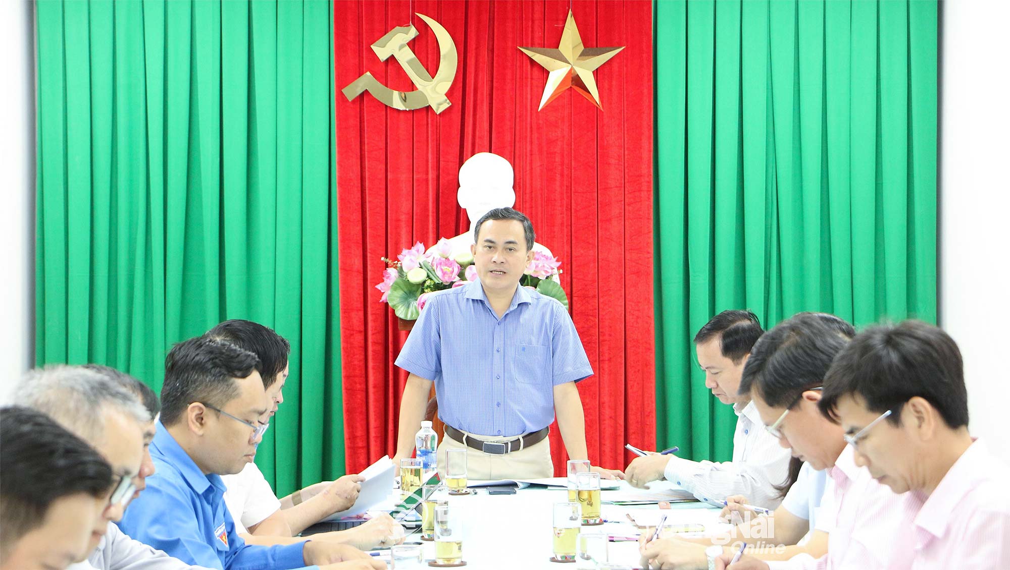 Member of the Provincial Party Standing Committee, Vice Chairman of the Dong Nai Provincial Peoples Committee Le Truong Son speaking at the meeting. Photo: Van Truyen