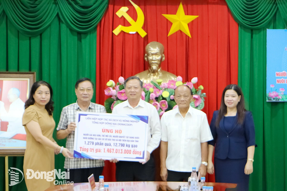 Nguyen Tan Phu, Vice Chairman of the Vietnam Fatherland Front Committee of Dong Nai province, receives the donation from Dong Nai General Agricultural Service Cooperative Union. Photo: Van Truyen