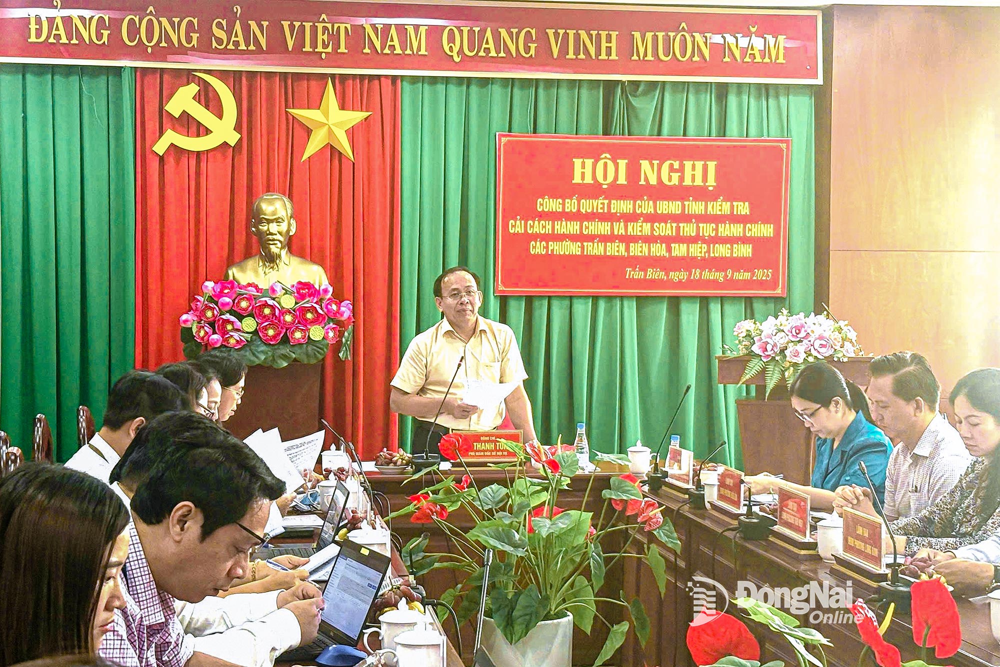 Ha Thanh Tung, Deputy Director of the Department of Home Affairs of Dong Nai province, announces the inspection plan in Tran Bien ward, Dong Nai province.