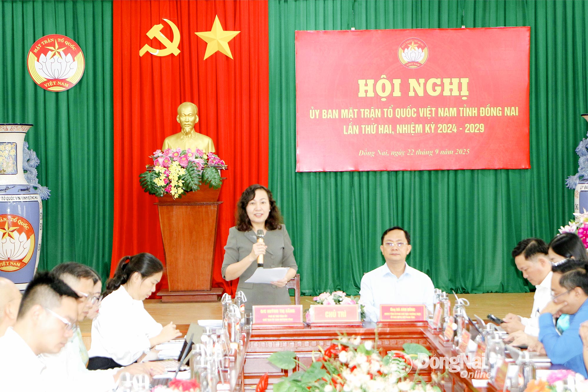 Phó Bí thư Tỉnh ủy, Chủ tịch Ủy ban MTTQ Việt Nam tỉnh Đồng Nai Huỳnh Thị Hằng và Ủy viên Ban Thường vụ Tỉnh ủy, Phó Chủ tịch Thường trực Ủy ban MTTQ Việt Nam tỉnh Đồng Nai Hà Anh Dũng đồng chủ trì hội nghị. Ảnh: Văn Truyên