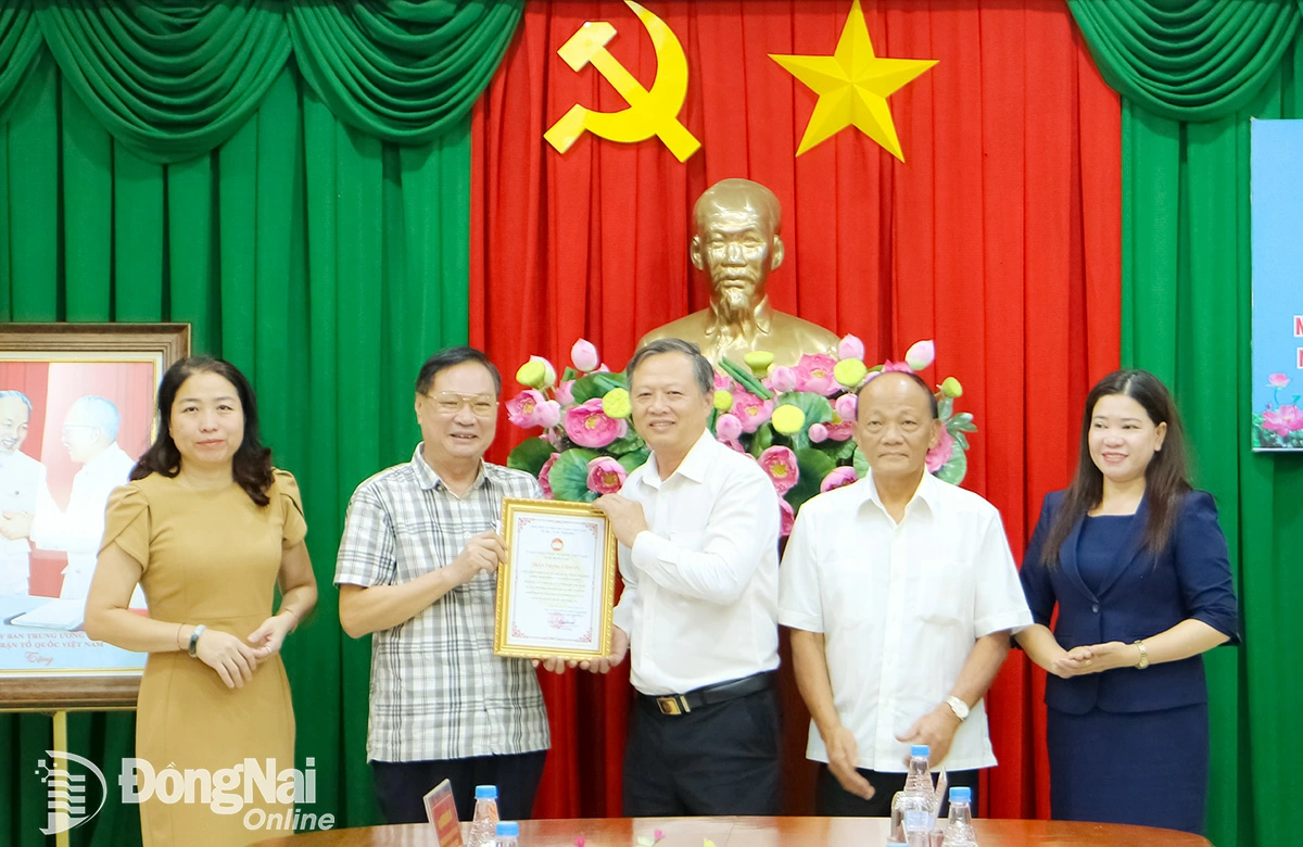 Nguyen Tan Phu, Vice Chairman of the Vietnam Fatherland Front Committee of Dong Nai province, presents a thank-you plaque to Dong Nai General Agricultural Service Cooperative Union. Photo: Van Truyen