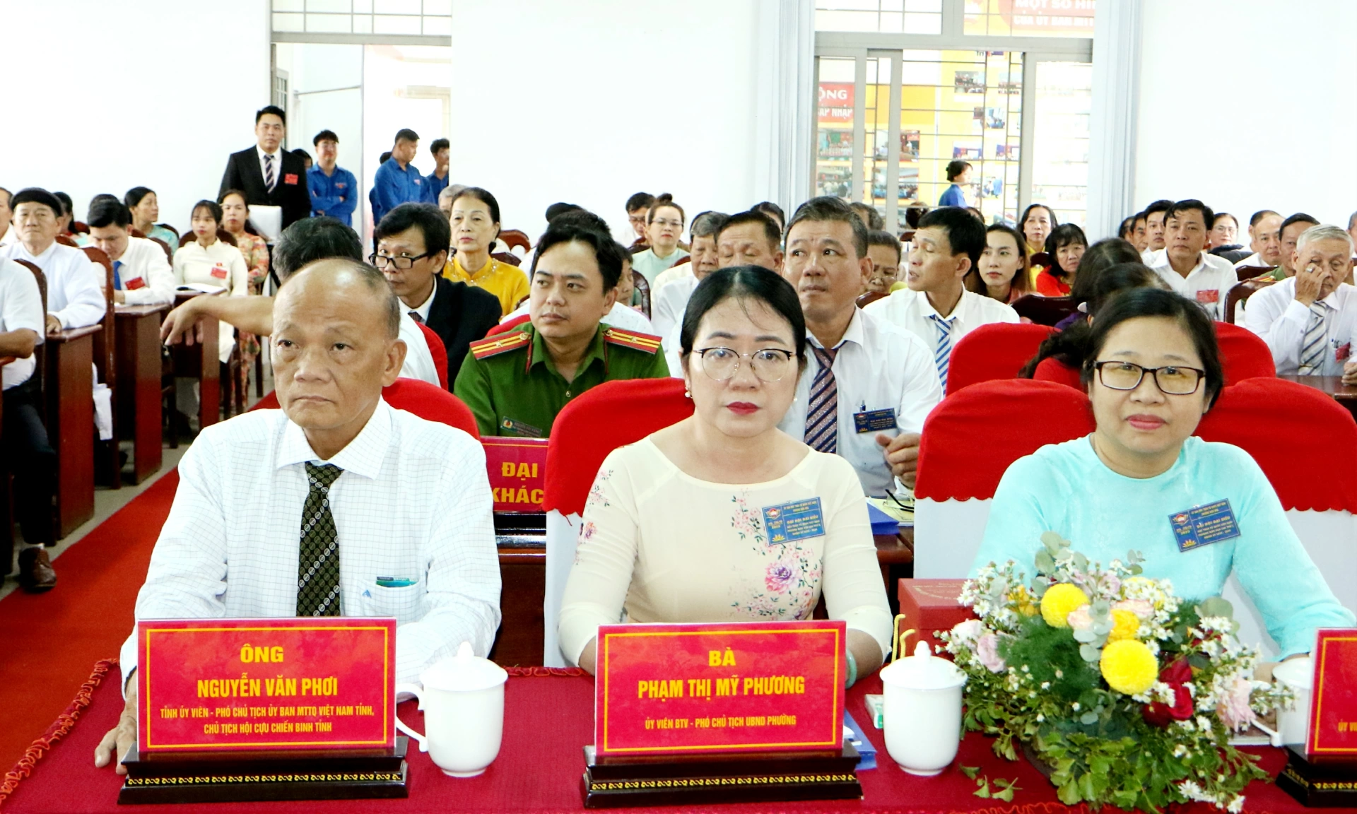 Phó Chủ tịch Ủy ban MTTQ Việt Nam tỉnh, Chủ tịch Hội Cựu chiến binh tỉnh Nguyễn Văn Phơi cùng các đại biểu tham dự đại hội. Ảnh: Văn Truyên