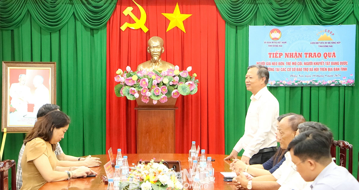 Phó Chủ tịch Ủy ban MTTQ Việt Nam tỉnh Đồng Nai Nguyễn Tấn Phú phát biểu tri ân Liên hiệp Hợp tác xã dịch vụ nông nghiệp tổng hợp Đồng Nai đã ủng hộ thực hiện công tác an sinh xã hội. Ảnh: Văn Truyên
