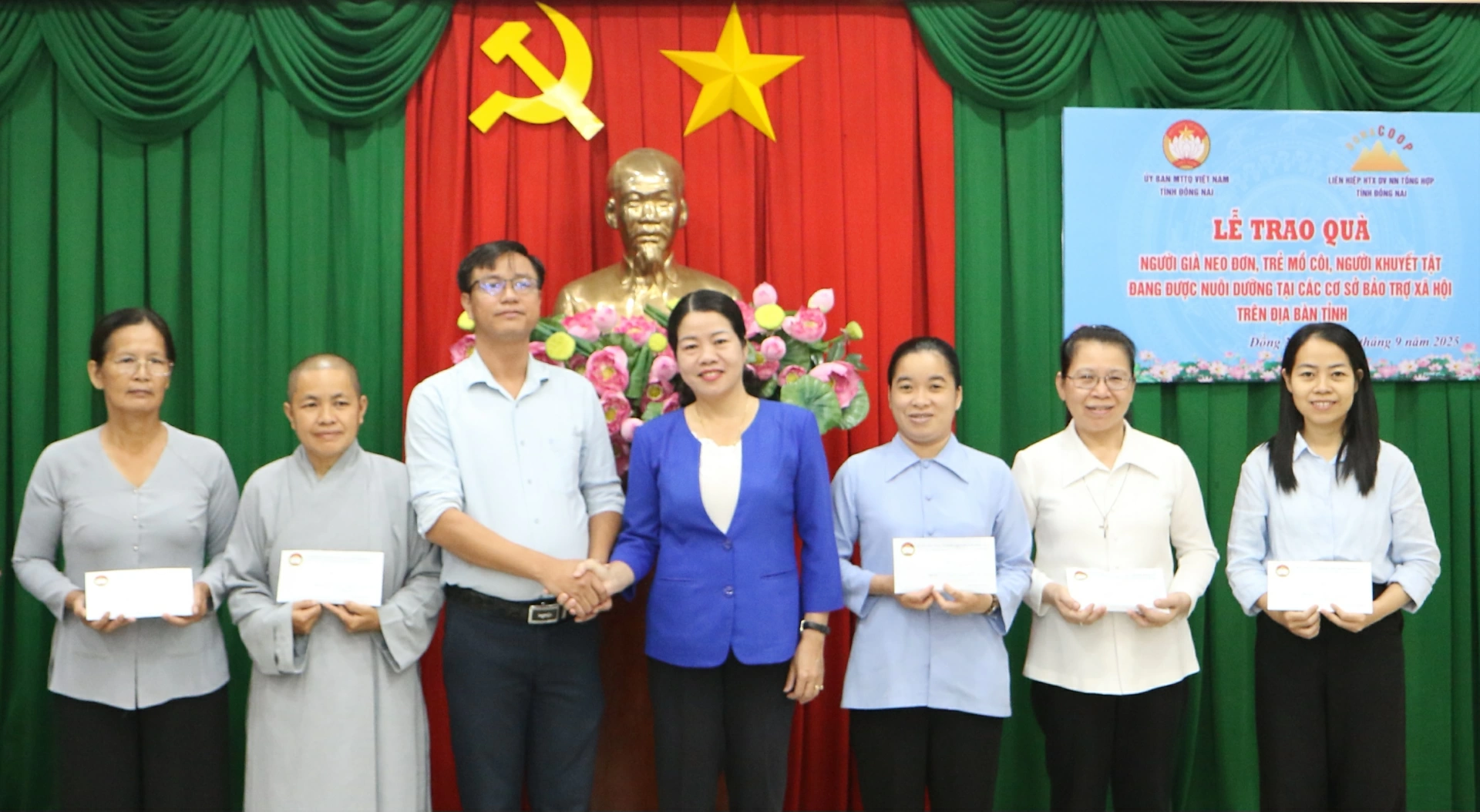 Phó Chủ tịch Ủy ban MTTQ Việt Nam tỉnh Lưu Thị Hà và Phó Ban Quản lý dự án Liên hiệp Hợp tác xã dịch vụ nông nghiệp tổng hợp Đồng Nai Nguyễn Ngọc Tính trao quà đến các cơ sở bảo trợ xã hội trong tỉnh. Ảnh: Văn Truyên