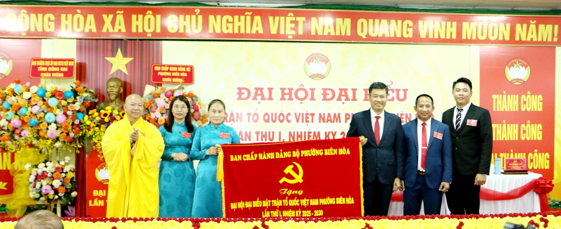 Tỉnh ủy viên, Bí thư Đảng ủy, Chủ tịch HĐND phường Biên Hòa Viên Hồng Tiến cùng lãnh đạo phường tặng bức trướng cho đại hội. Ảnh: Văn Truyên