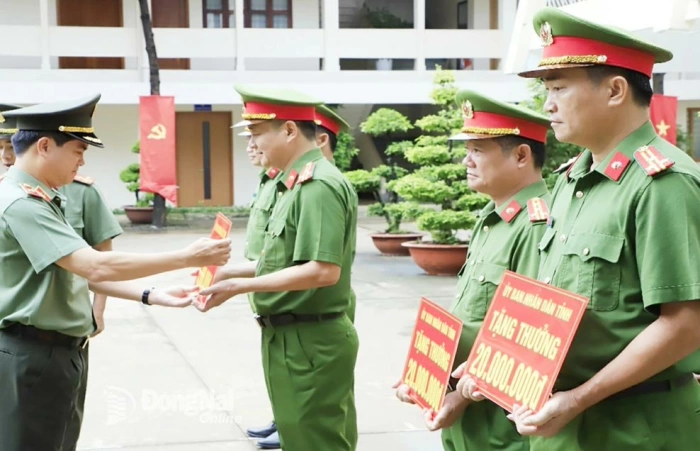 Rewarding the police force for ensuring good security and order in Dong Nai province