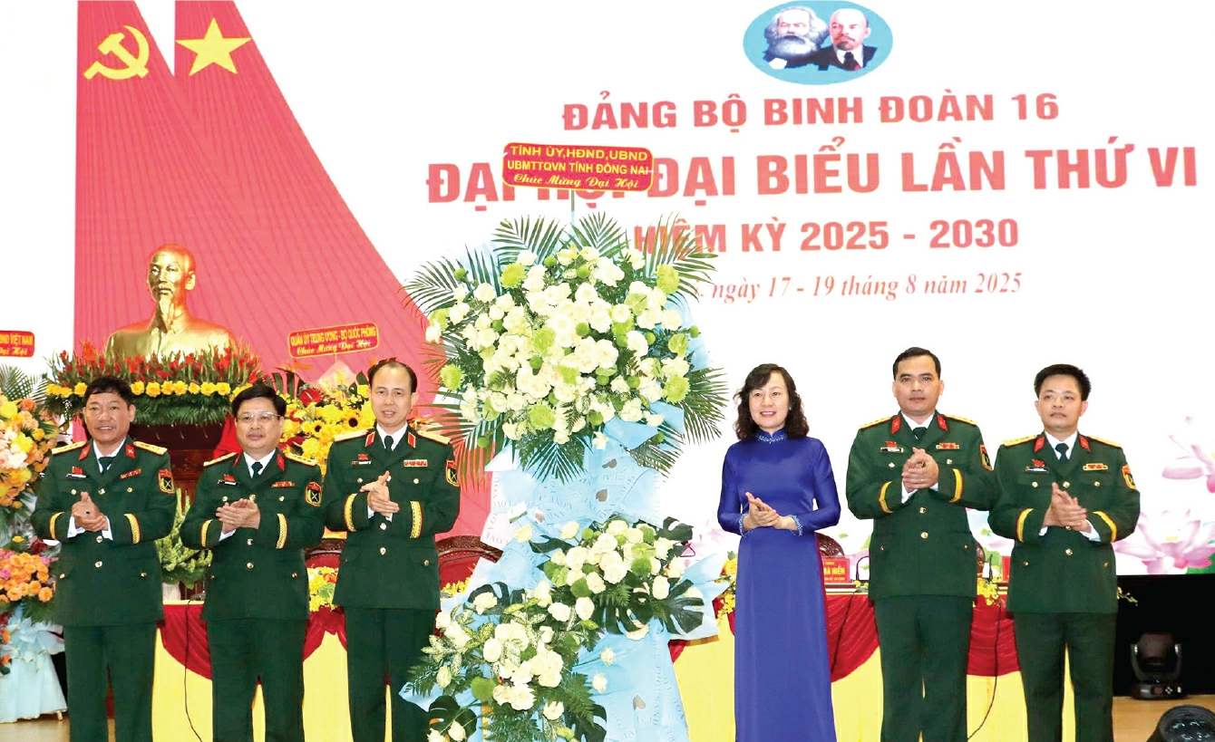 Đồng chí Huỳnh Thị Hằng, Phó Bí thư Tỉnh ủy, Chủ tịch Ủy ban MTTQ Việt Nam tỉnh Đồng Nai chúc mừng Đại hội Đảng bộ Binh đoàn 16 nhiệm kỳ 2025-2030.