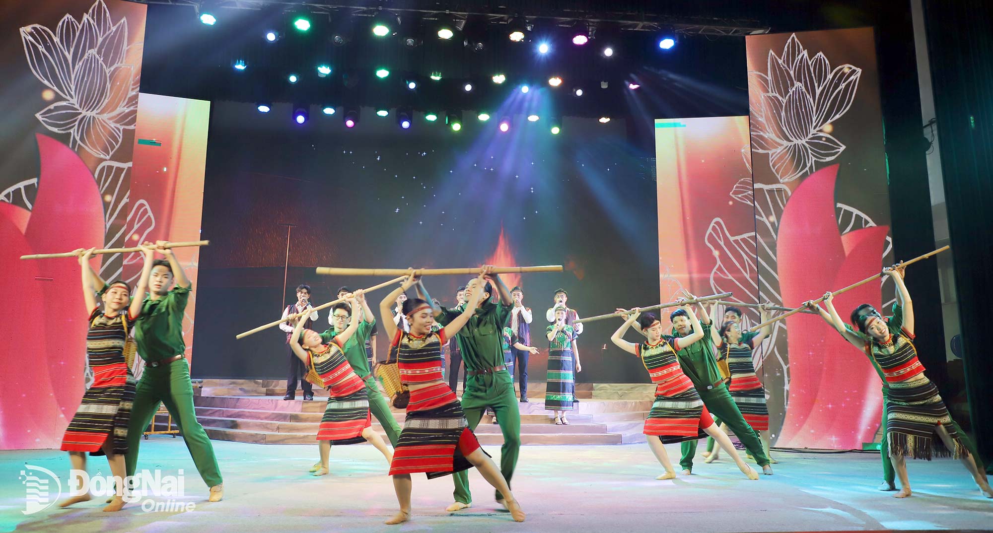 Ca khúc Tiếng chày trên sóc Bom Bo của nhạc sĩ Xuân Hồng được nghệ sĩ Đồng Nai biểu diễn, phục vụ nhân dân. Ảnh: My Ny