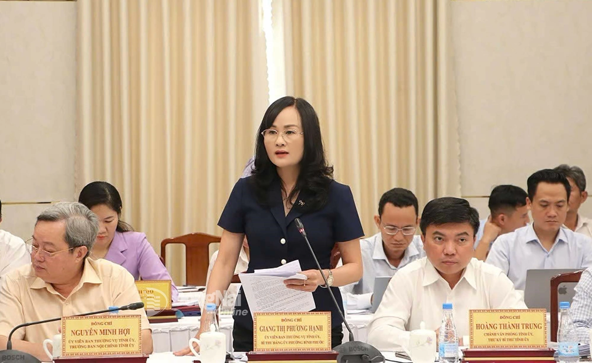 Member of the Provincial Standing Party Committee, Secretary of the Party Committee, and Chairwoman of the Binh Phuoc Ward Peoples Council, Giang Thi Phuong Hanh, speaks at the meeting. Photo: Pham Tung