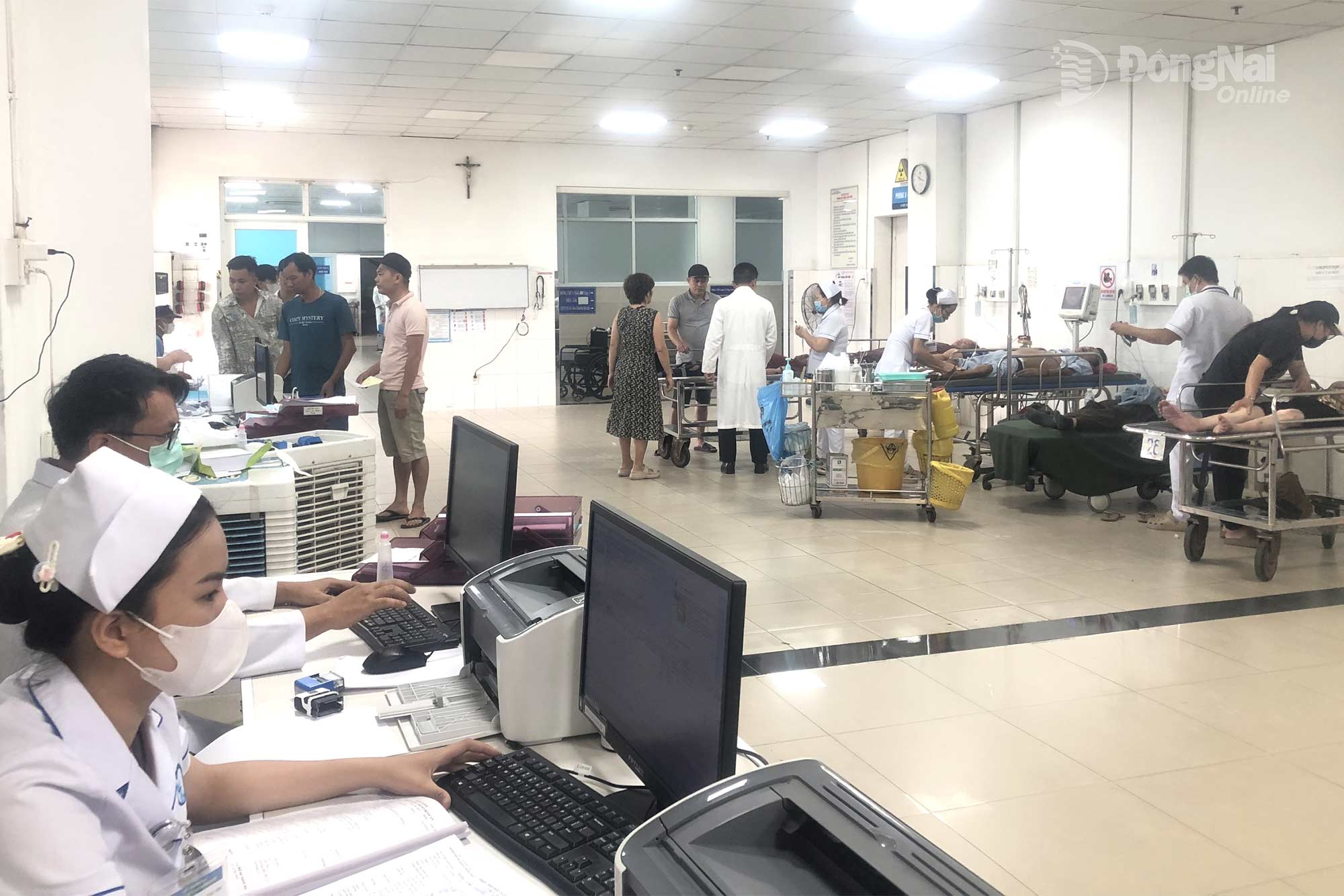 Bên trong Khoa Cấp cứu, Bệnh viện Đa khoa Thống Nhất, các y, bác sĩ nỗ lực thực hiện cấp cứu, điều trị cho bệnh nhân. Ảnh: T.Thảo