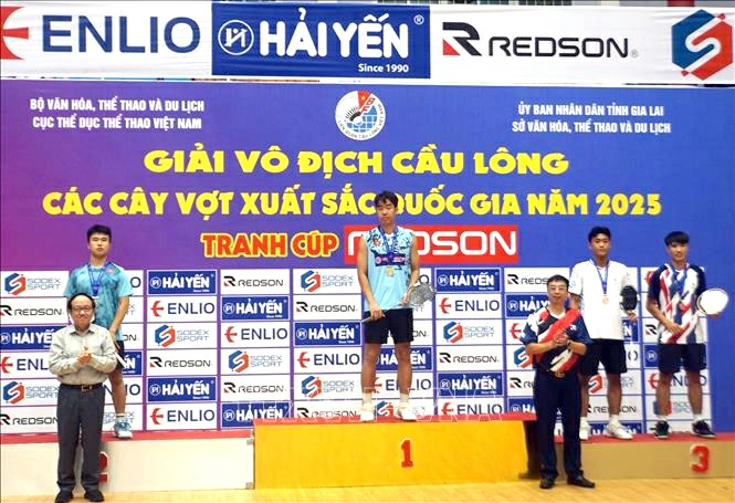 Tay vợt Trần Lê Mạnh An của Đồng Nai (bìa phải) trên bục nhận huy chương đồng nội dung đơn nam. Ảnh: TTXVN