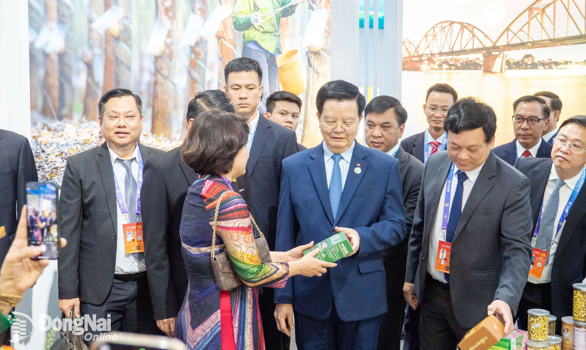 Deputy Prime Minister Mai Van Chinh visits Vietnam’s national pavilion, hosted by Dong Nai Province under the theme “Beautiful City – Vietnam”. Photo: Xuan Luong