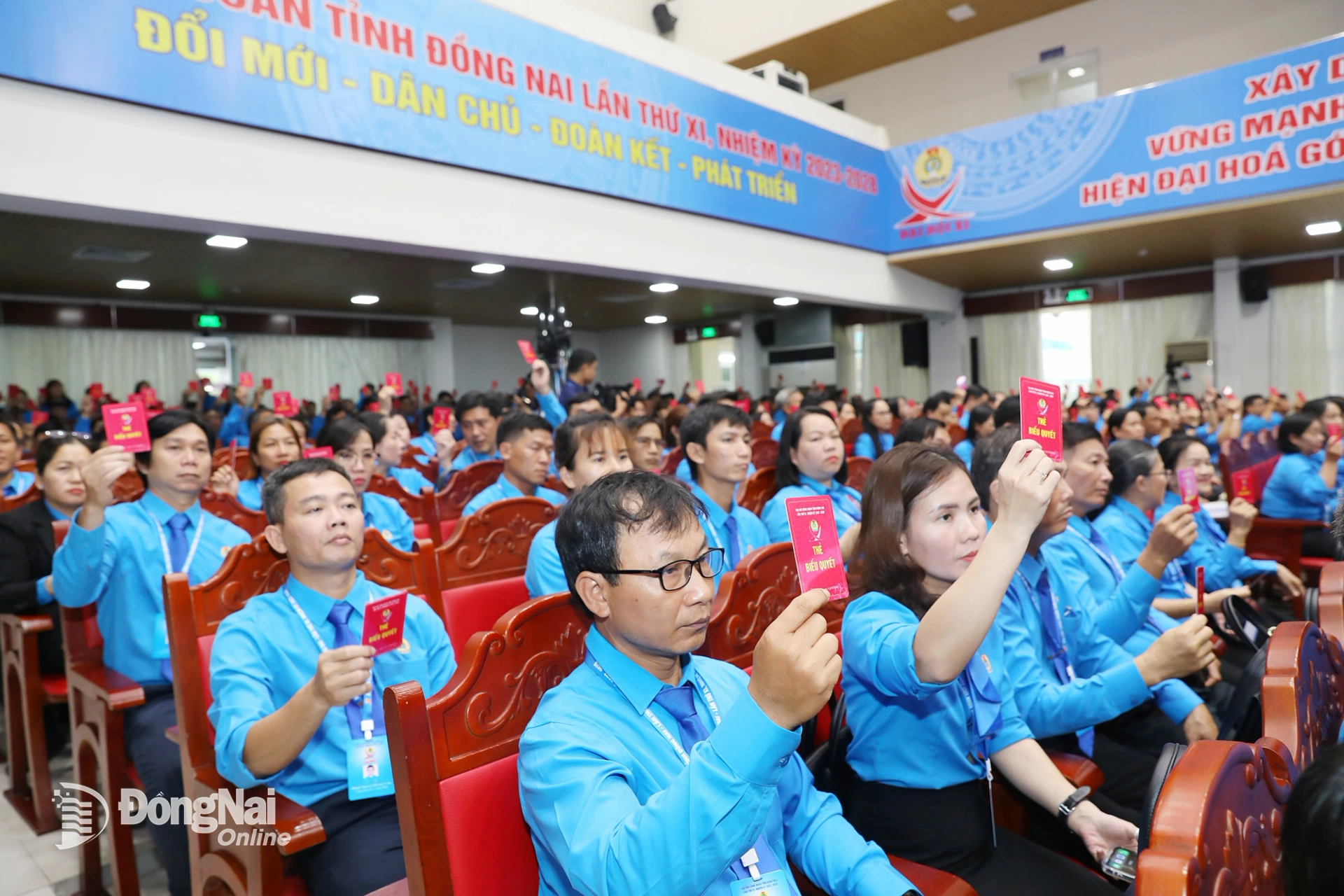 Các đại biểu biểu quyết tại Đại hội Công đoàn tỉnh Đồng Nai cũ lần thứ XI, nhiệm kỳ 2023-2028. Ảnh minh họa: N.Hòa
