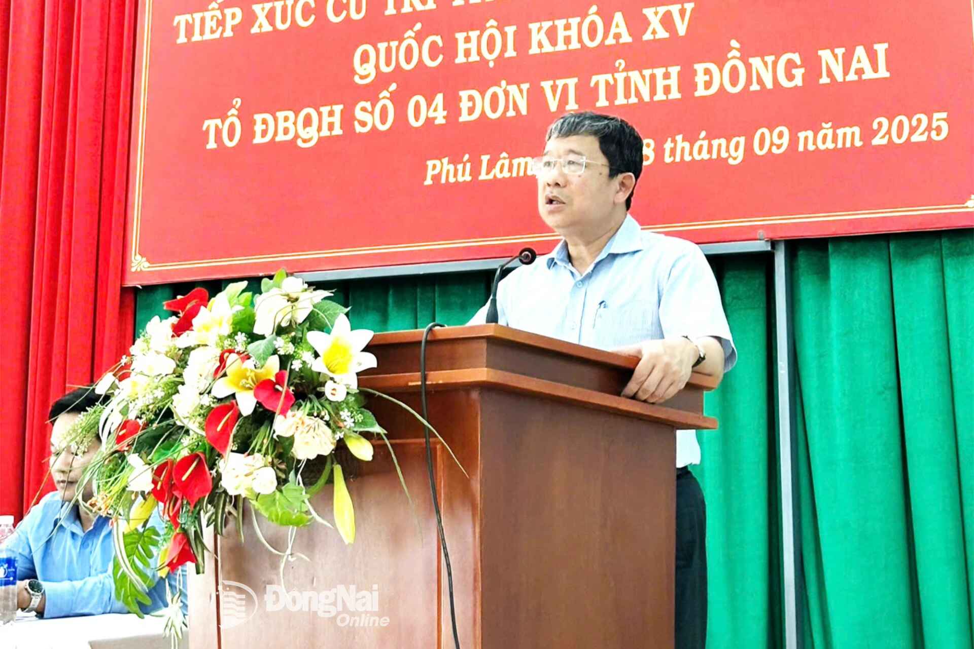 Delegate Vu Hai Ha, Member of the Party Central Committee, Member of the NA Standing Committee, and Deputy Secretary of the NA Party Committee, speaks with voters at the meeting. Photo: The provincial Delegation of NA Deputies