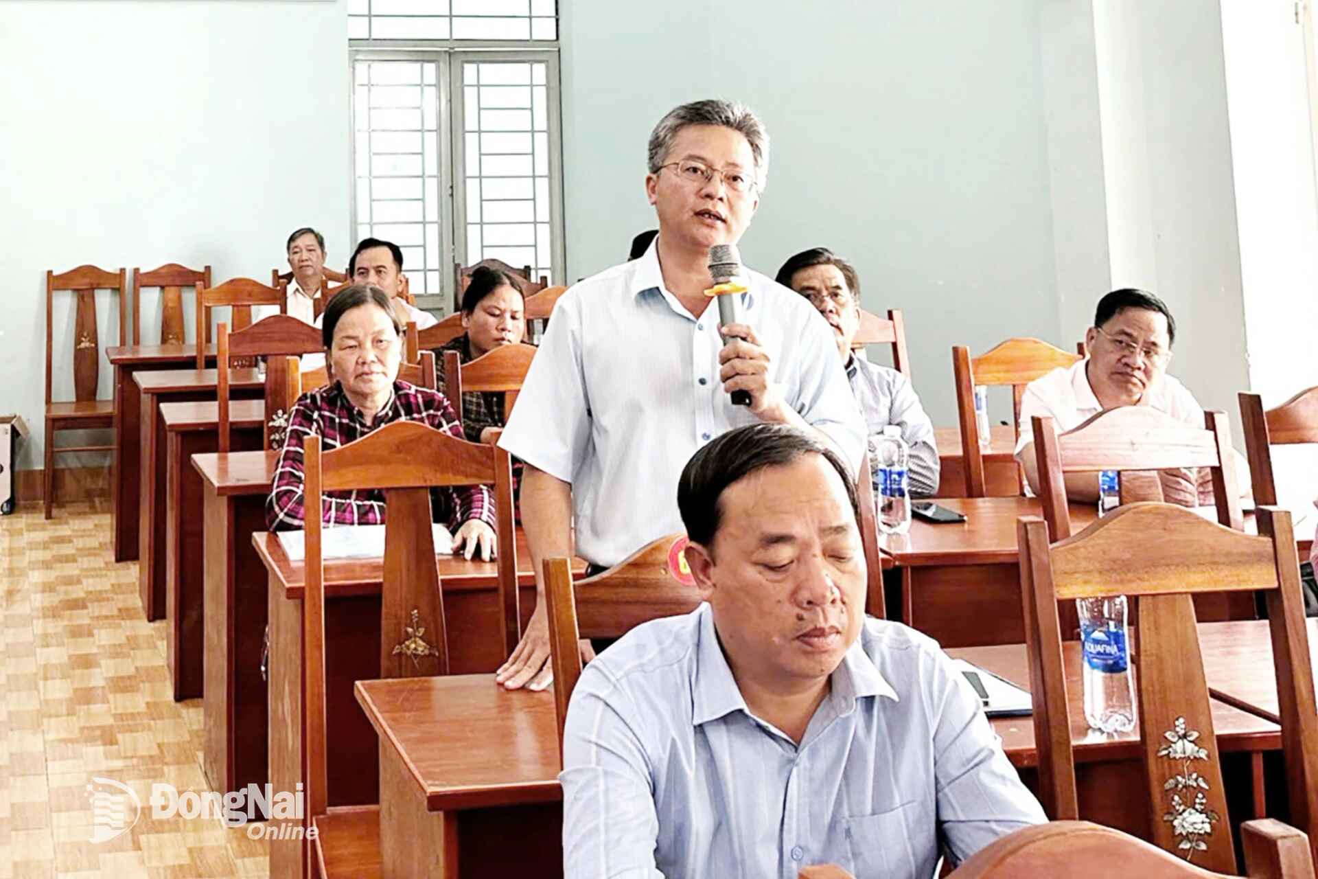 A voter of Phu Lam commune speaks at the conference. Photo: The provincial Delegation of NA Deputies