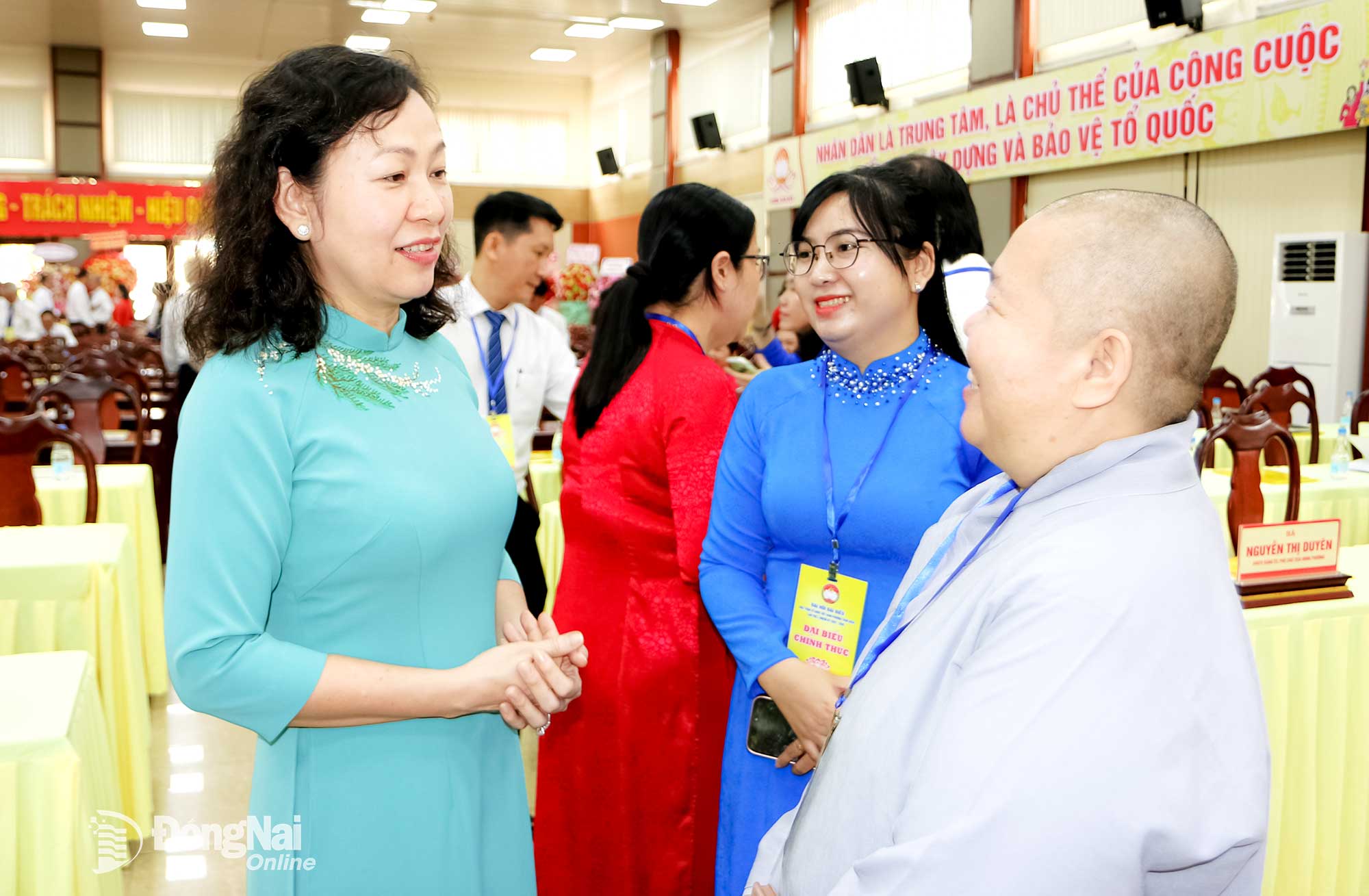 Deputy Secretary of the Provincial Party Committee and Chairwoman of the VFF Committee of Dong Nai province, Huynh Thi Hang, discusses with delegates attending the congress. Photo: Van Truyen