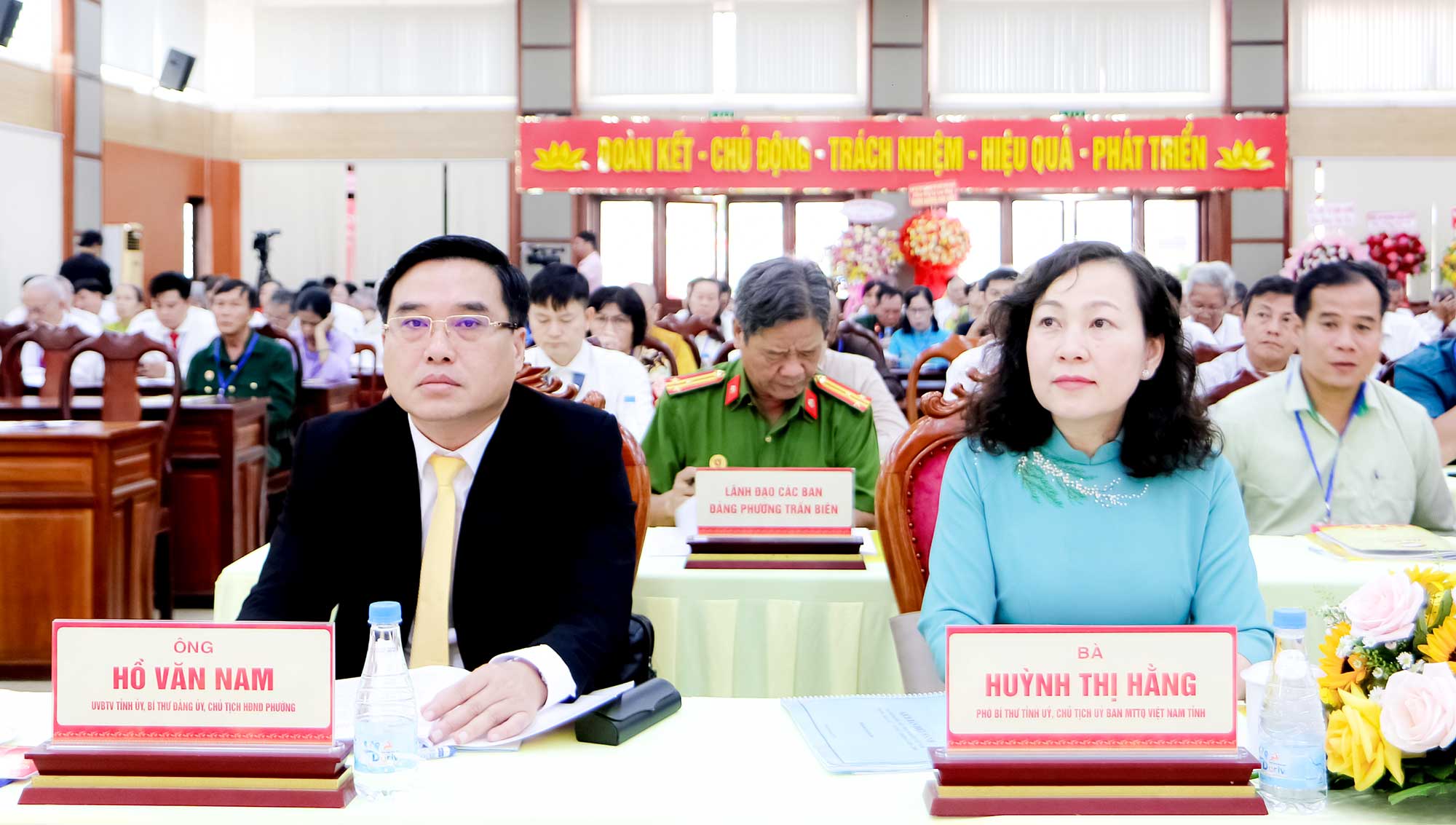 Huynh Thi Hang, Deputy Secretary of the Provincial Party Committee and Chairwoman of the VFF Committee of Dong Nai province, and Ho Van Nam, Member of the Provincial Party Standing Committee, Secretary of the Party Committee, and Chairman of the People’s Council of Tran Bien ward, attend the congress. Photo: Van Truyen