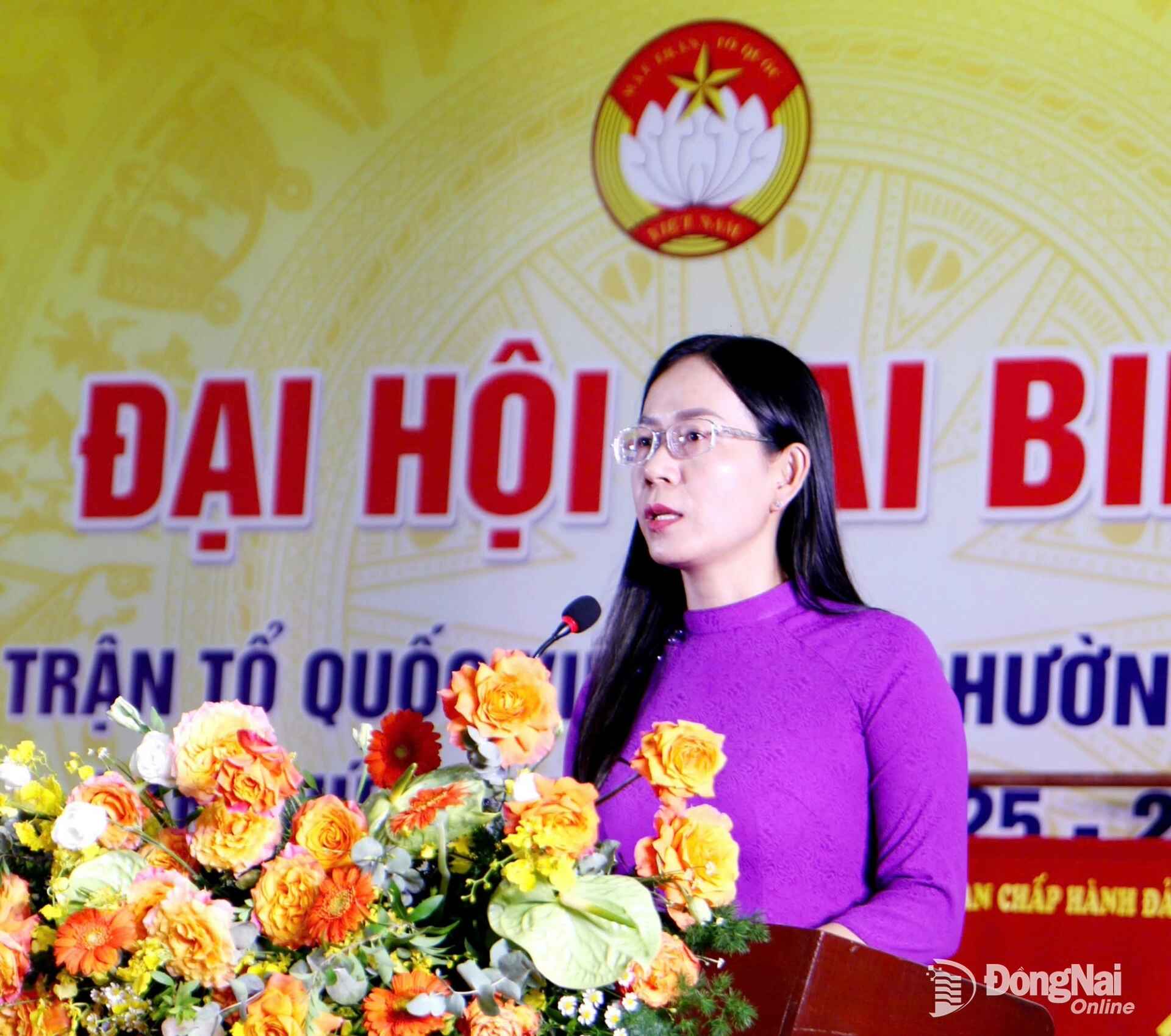 Le Thi Thanh Loan, Member of the provincial Party Committee, Vice Chairwoman of the VFF Committee of Dong Nai province, and Chairwoman of the Dong Nai provincial Women’s Union, delivers a speech directing the Congress of Delegates of the VFF of Tam Hiep ward. Photo: Van Truyen