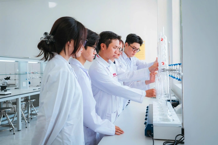 Sinh viên ngành Dược học trong buổi thực hành. Ảnh tư liệu

