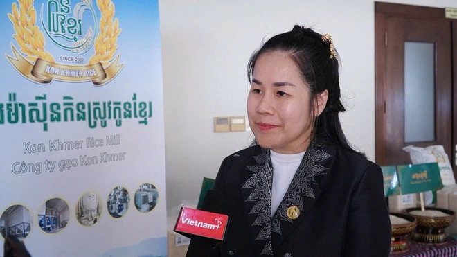 Doanh nghiệp lúa gạo Campuchia chia sẻ ý kiến tại Hội nghị. (Ảnh: Khánh Ly/Vietnam+)
