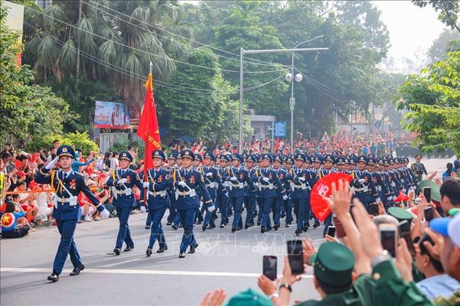 Người dân chào đón các khối diễu binh, diễu hành trong niềm hân hoan và tự hào trên khắp các nẻo đường Hà Nội.