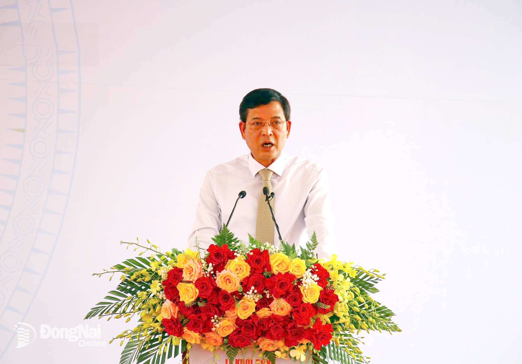 Deputy Minister of Construction Bui Xuan Dung delivers a directive speech at the event. Photo: Hoang Loc