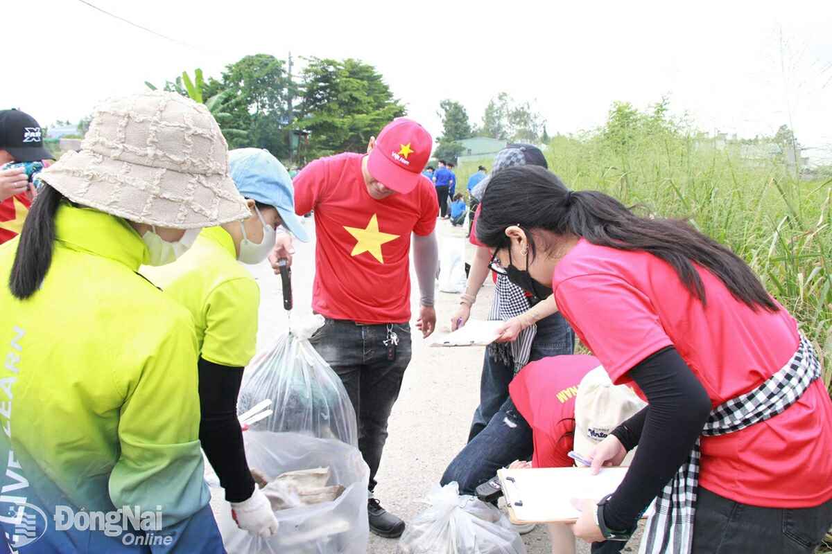 After being collected, the garbage is put into tightly tied bags, weighed and taken to the garbage collection site. Photo: Nga Son