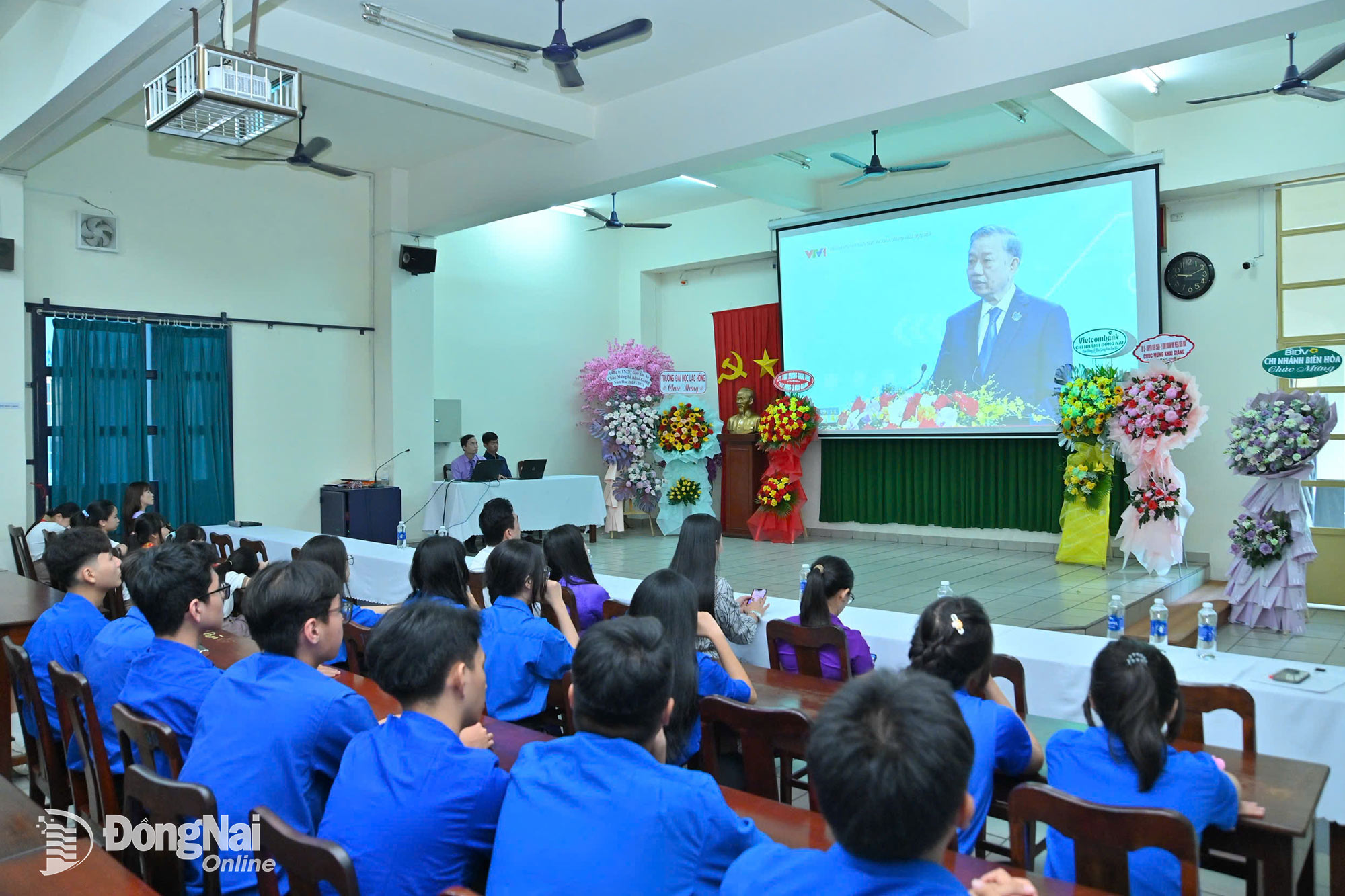 Students of Bui Thi Xuan Primary - Secondary - High School, Tam Hiep Ward, Dong Nai Province, attentively listen to Party General Secretary To Lams speech. Photo: Cong Nghia