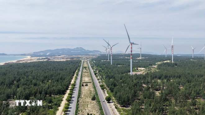 Gia Lai phát triển mạnh các dự án năng lượng xanh với những trụ điện gió ven biển. (Ảnh: Sỹ Thắng/TTXVN)
