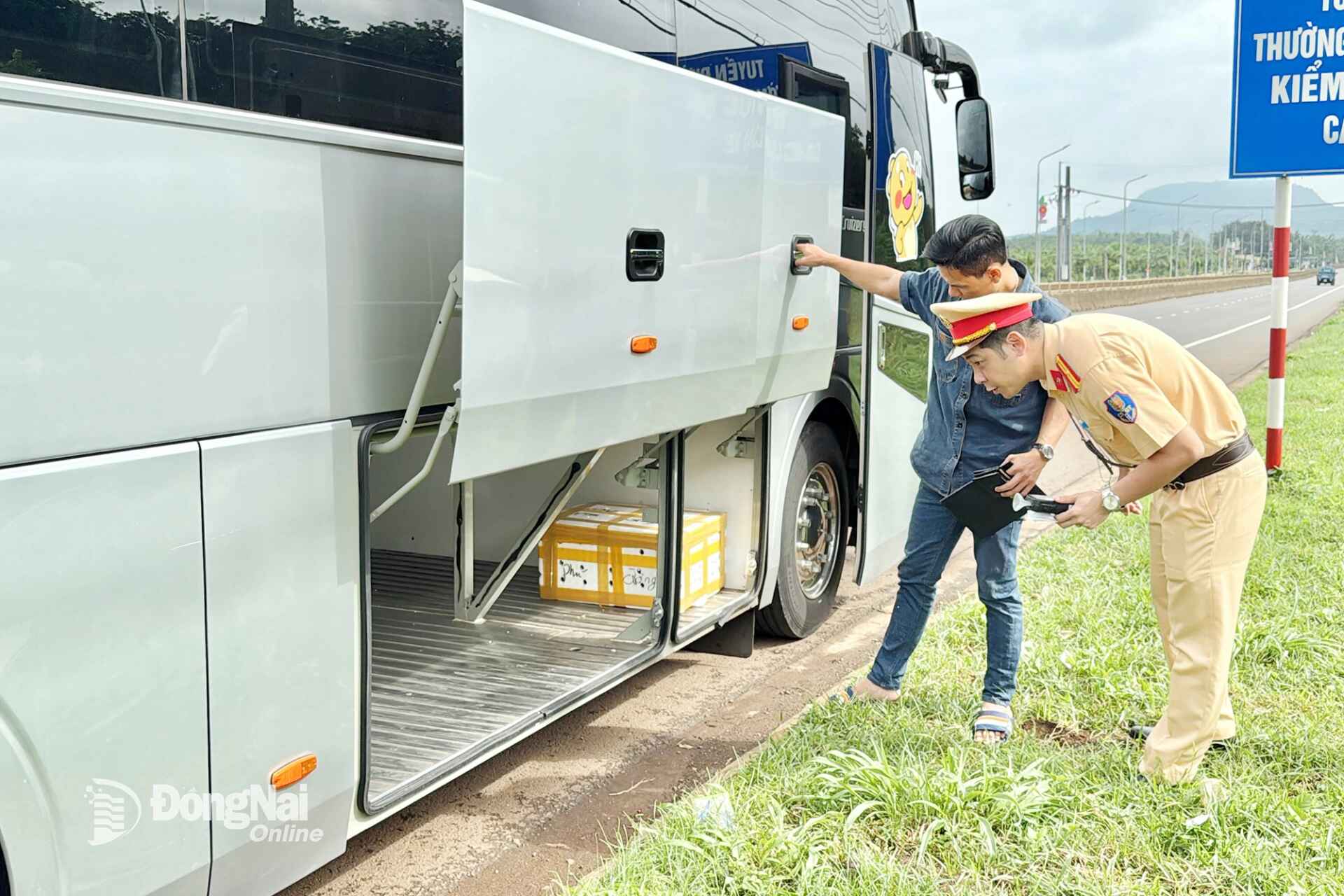 Traffic police check passenger buses operating on National Highway 20 (Dau Giay commune)