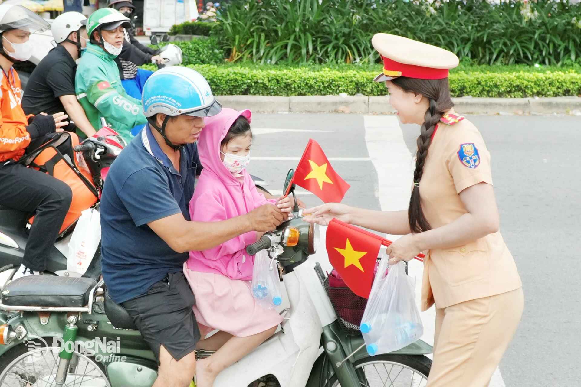 The Traffic Police Division of Dong Nai Provincial Police distributes bottled water and cold towels to support travelers during the National Day (September 2) holiday