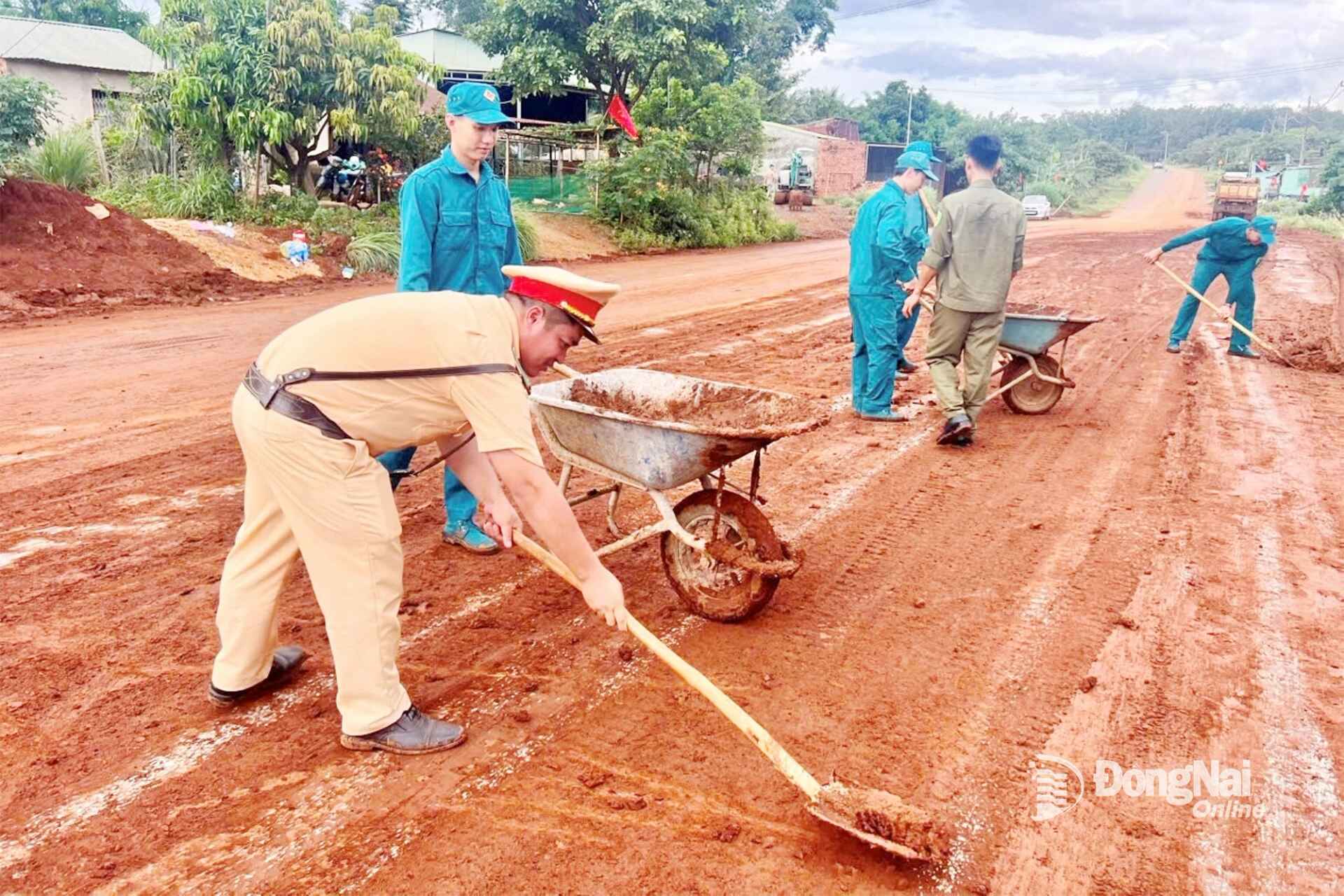 On the morning of September 2, traffic police officers clean up mud and soil from landslides on National Highway 14C (Phu Nghia Commune, Dong Nai province) to ensure traffic safety for people and vehicles passing through here