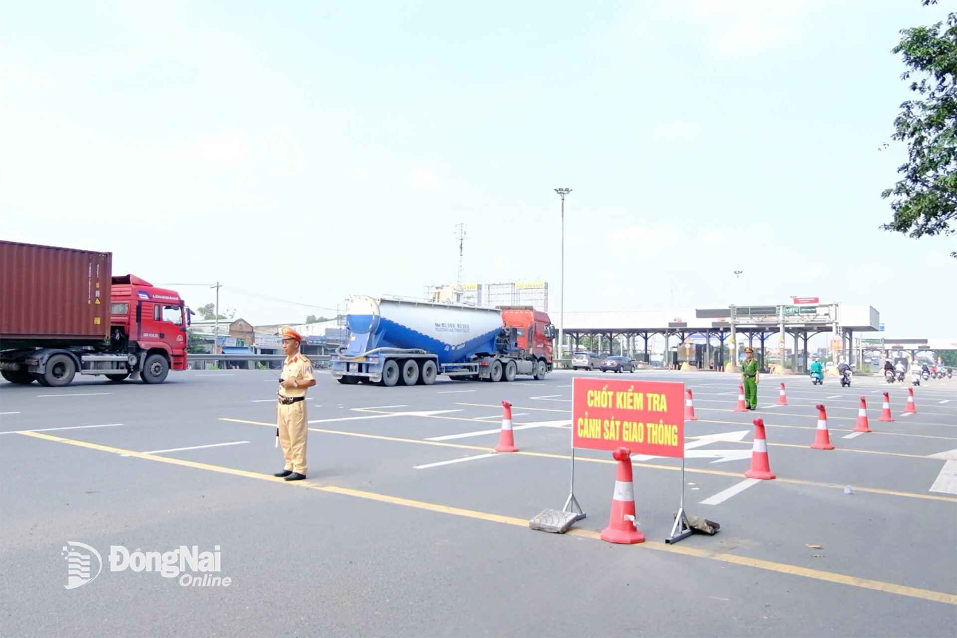 Road Traffic Police Team No.1 (under the Traffic Police Division of Dong Nai Provincial Police) set up a checkpoint on National Highway 1, the section bordering Ho Chi Minh City, to promptly prevent traffic violations by cargo vehicles