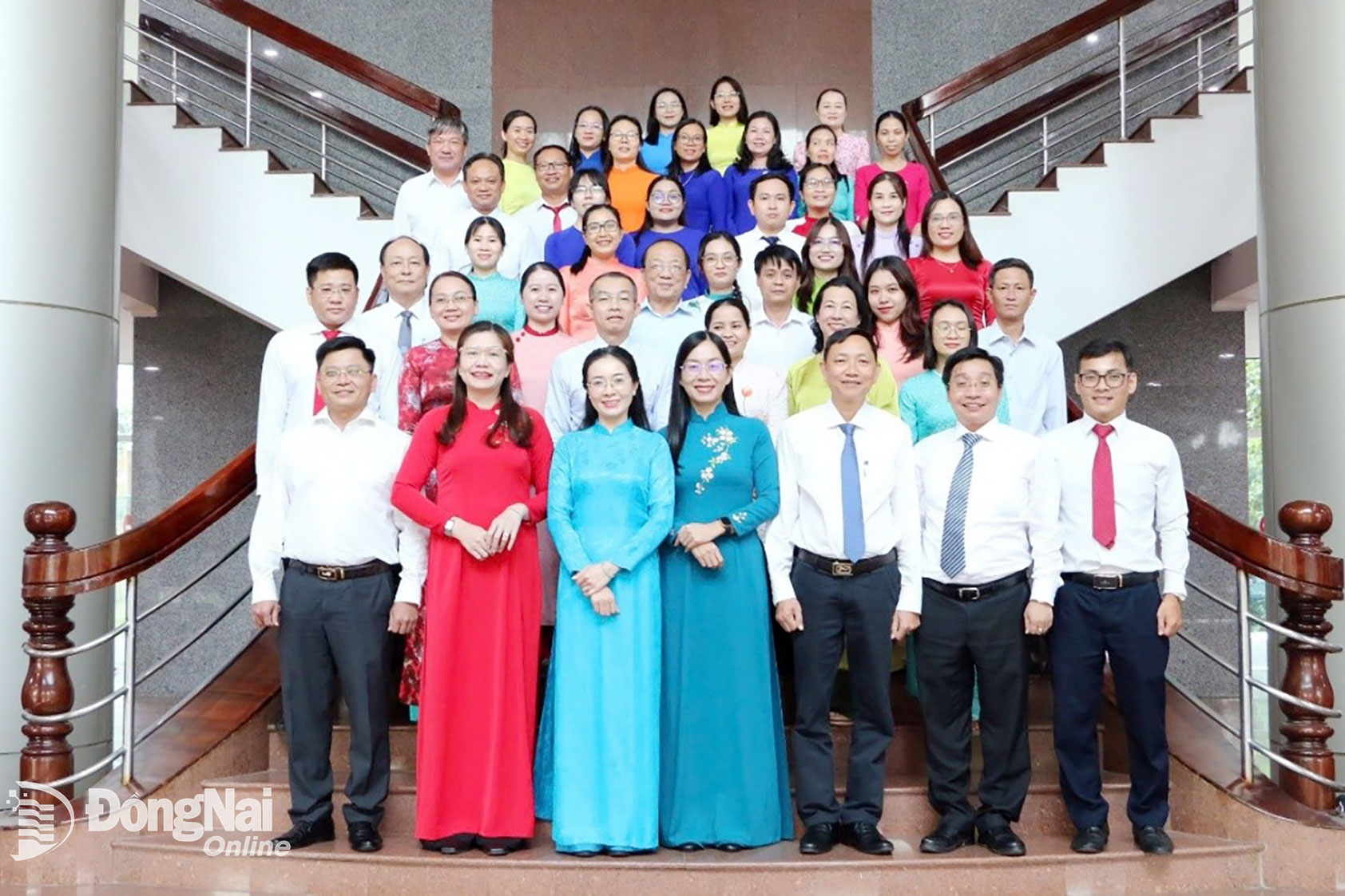 Tập thể lãnh đạo, công chức, viên chức Sở Tư pháp cùng đại biểu chụp ảnh lưu niệm nhân Lễ kỷ niệm 80 năm Ngày truyền thống ngành Tư pháp Việt Nam và 43 năm Ngày thành lập ngành Tư pháp tỉnh Đồng Nai.