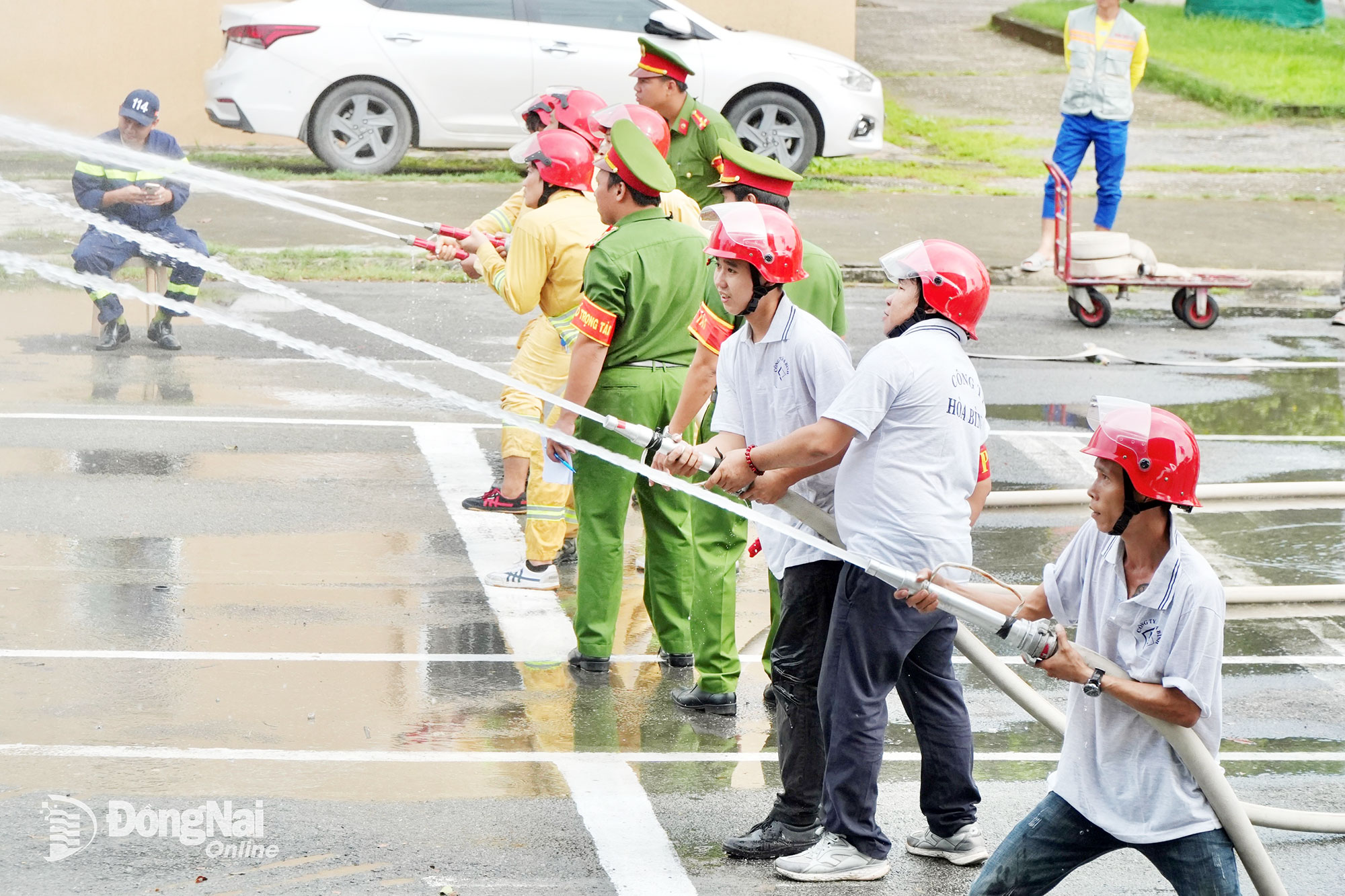 Các đội thi từ doanh nghiệp thuộc các phường trung tâm tỉnh Đồng Nai thực hiện phần thi “Đội hình Máy bơm chữa cháy 2 lăng B phun tiêu điểm”. Ảnh: Đăng Tùng