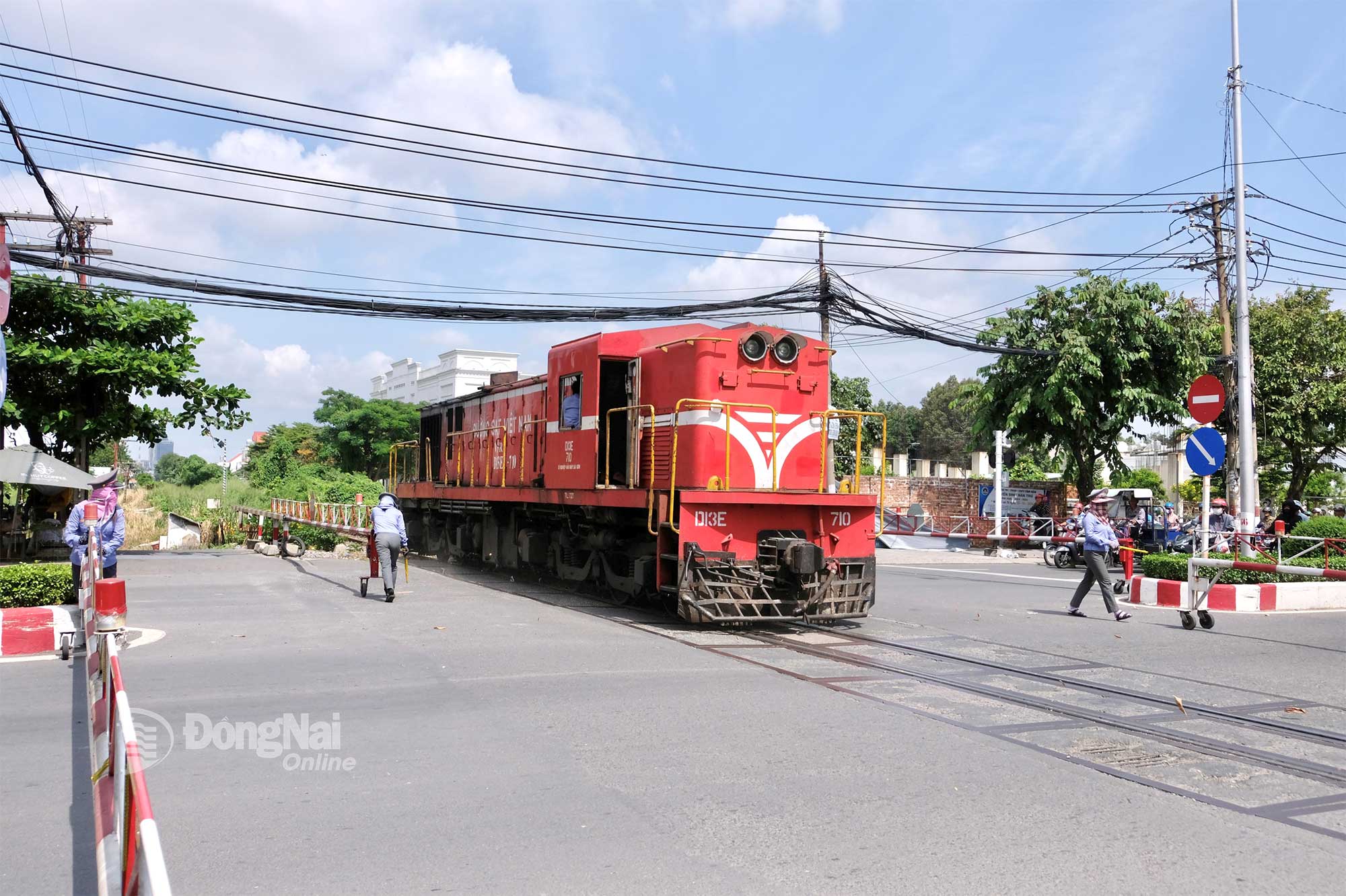 Tàu hỏa di chuyển qua vị trí giao cắt giữa đường sắt và đường Đồng Khởi (đoạn qua phường Tam Hiệp, tỉnh Đồng Nai). Ảnh: Đăng Tùng
