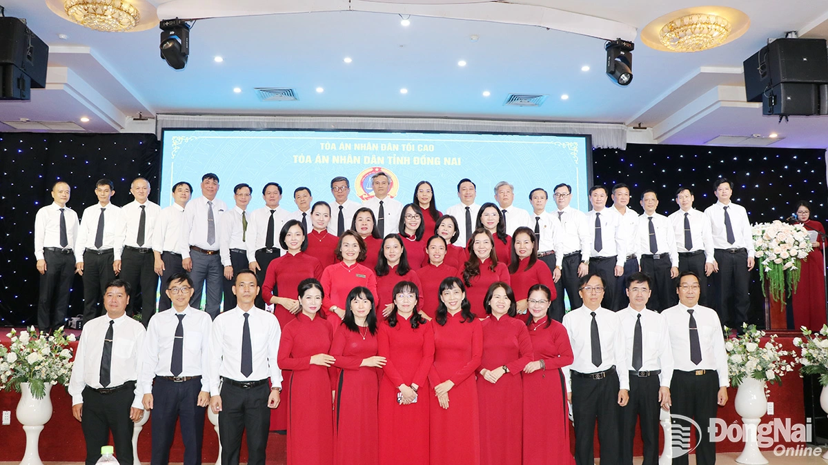 Tập thể Tòa án nhân dân tỉnh Đồng Nai chụp hình tại Lễ kỷ niệm 80 năm Ngày thành lập ngành tòa án. Ảnh: Tố Tâm