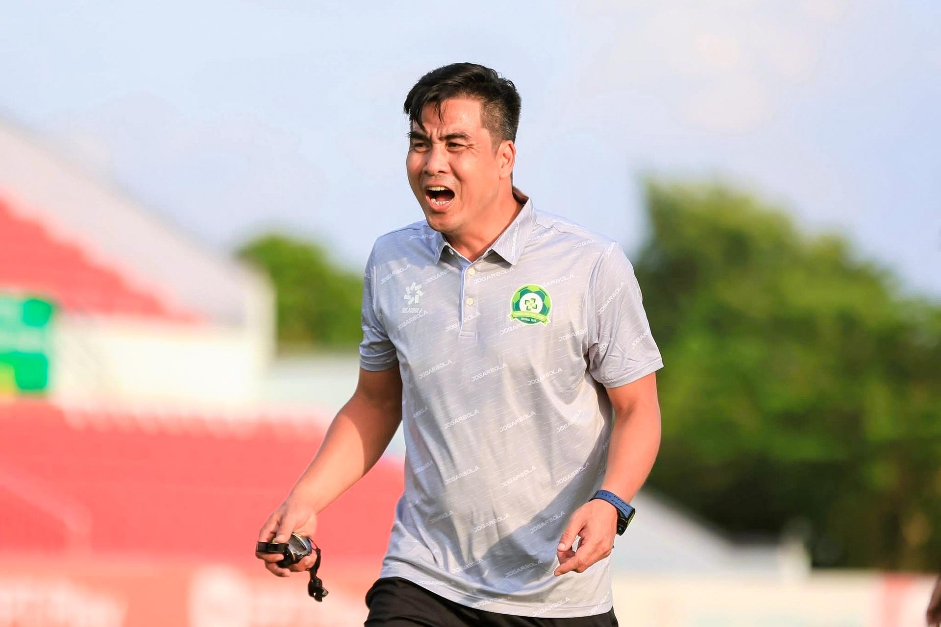 Coach Nguyen Viet Thang always shows enthusiasm when instructing players. Photo: Dong Nai Truong Tuoi Club