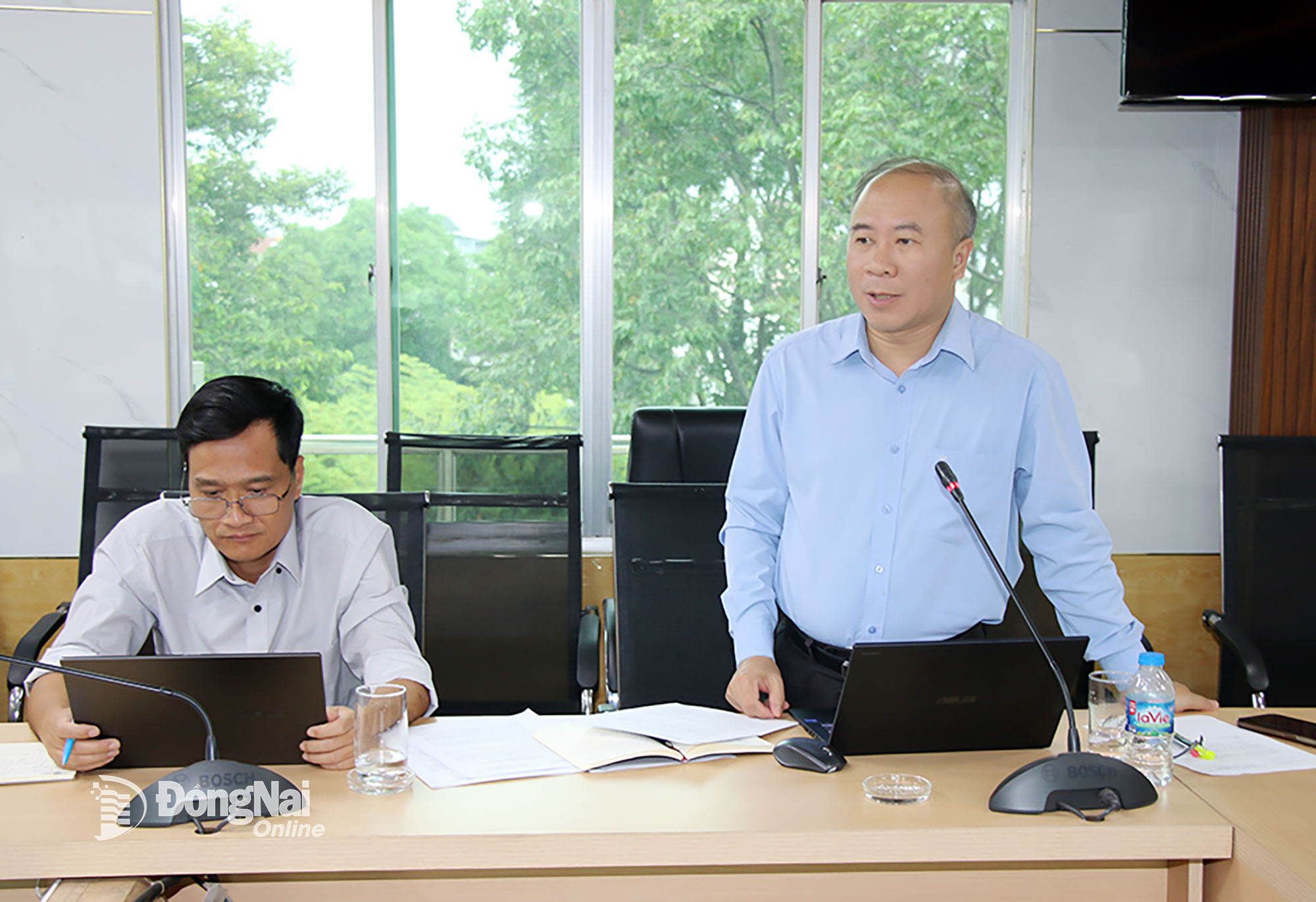 Lãnh đạo Sở Khoa học và Công nghệ tỉnh Đồng Nai chia sẻ ý kiến về các nội dung thuộc lĩnh vực chuyển đổi số sẽ triển khai tại ngày hội. Ảnh: Hải Quân
