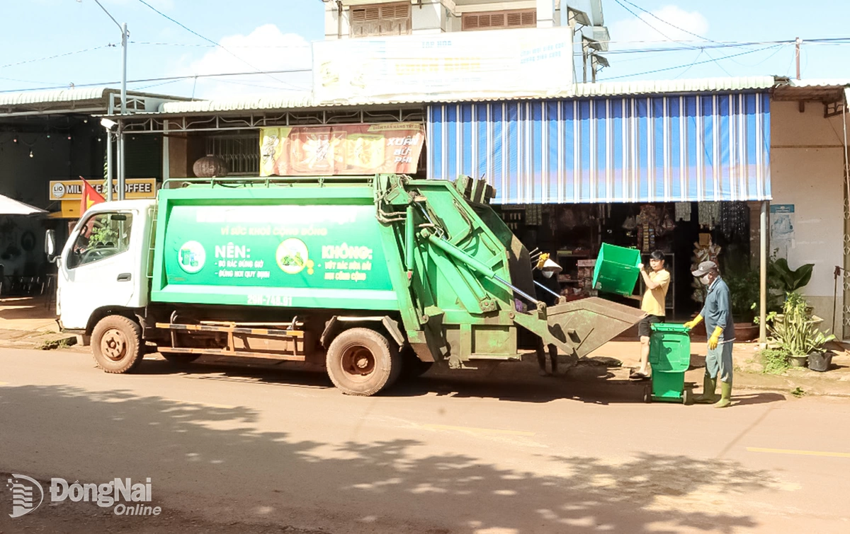 Xe chuyên dụng Công ty Môi trường xanh đến tận nơi thu gom rác thải sinh hoạt cho người dân trên địa bàn xã Nghĩa Trung. Ảnh: Vũ Thuyên