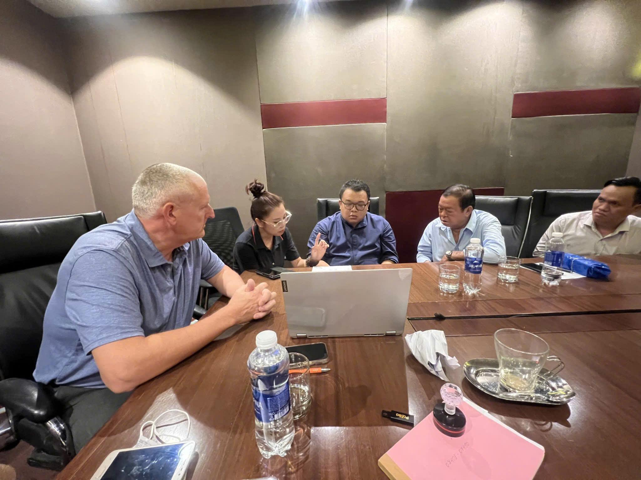 Công ty Cyvina cùng các đối tác, luật sư thảo luận để giải quyết các vấn đề phát sinh của khách hàng.