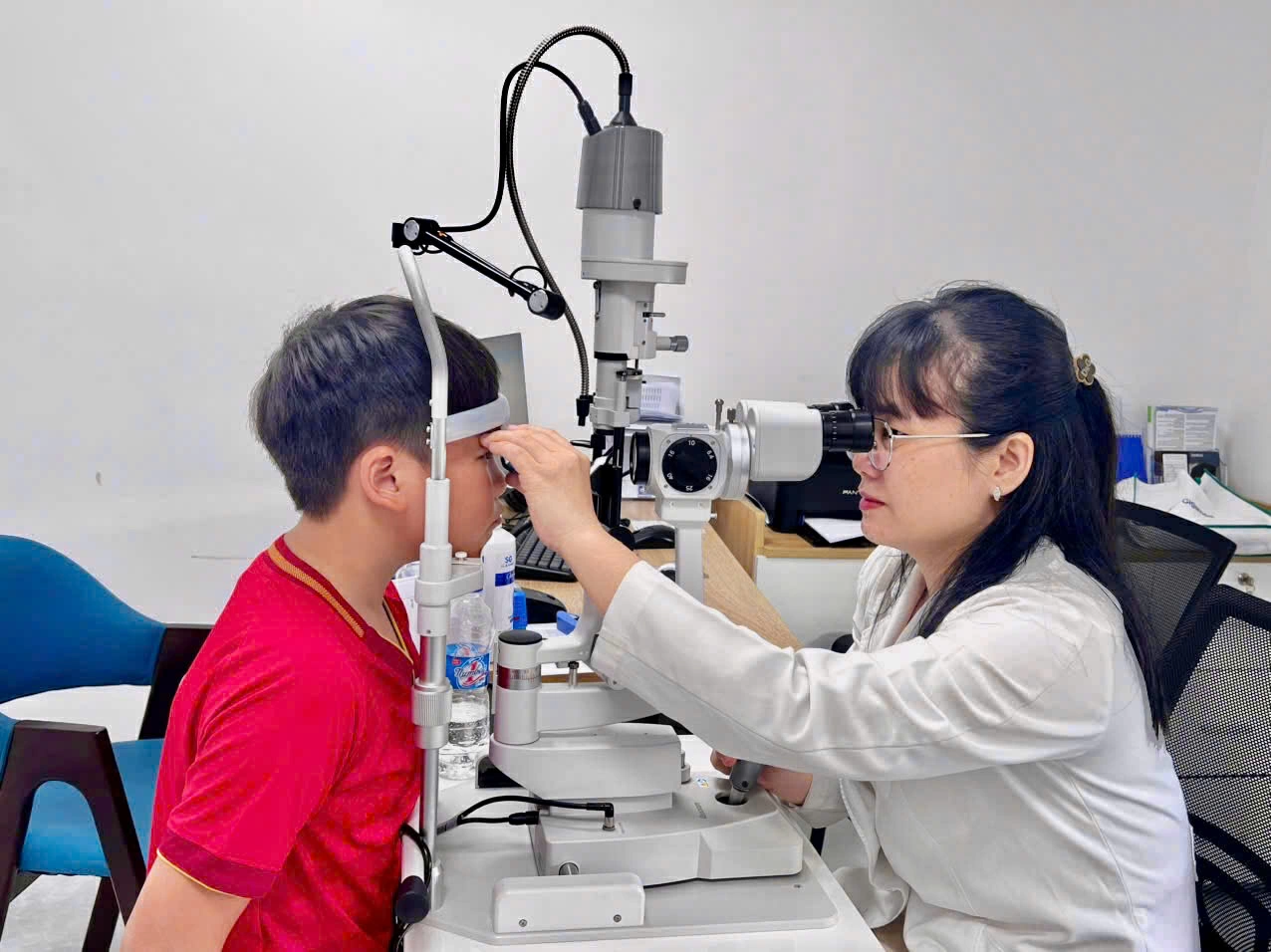 Bác sĩ chuyên khoa I Hoàng Vĩnh Hà, Giám đốc chuyên môn Bệnh viện Mắt Hà Nội - Đồng Nai khám mắt cho bệnh nhi tại bệnh viện.