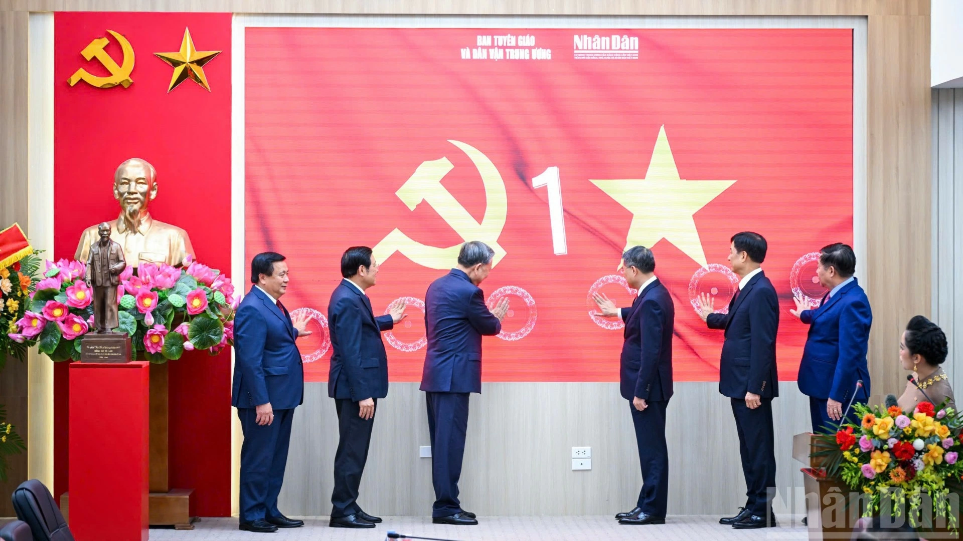 Các đại biểu Ủy viên Bộ Chính trị cùng nhấn nút khai trương Trang thông tin điện tử Đảng Cộng sản Việt Nam - Đại hội XIV