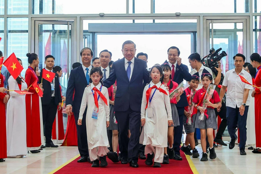 Leaders of the Ministry of Education and Training and students happily welcome Party General Secretary To Lam to attend the ceremony marking 80th anniversary of the education sector and the opening of the new 2025-2026 academic year. Photo: MOET