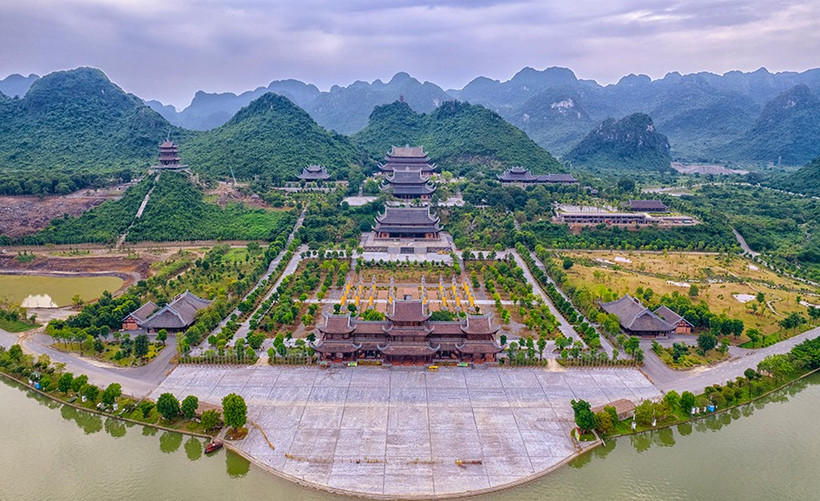 Quần thể Danh thắng Tam Chúc tọa lạc tại phường Tam Chúc, tỉnh Ninh Bình.