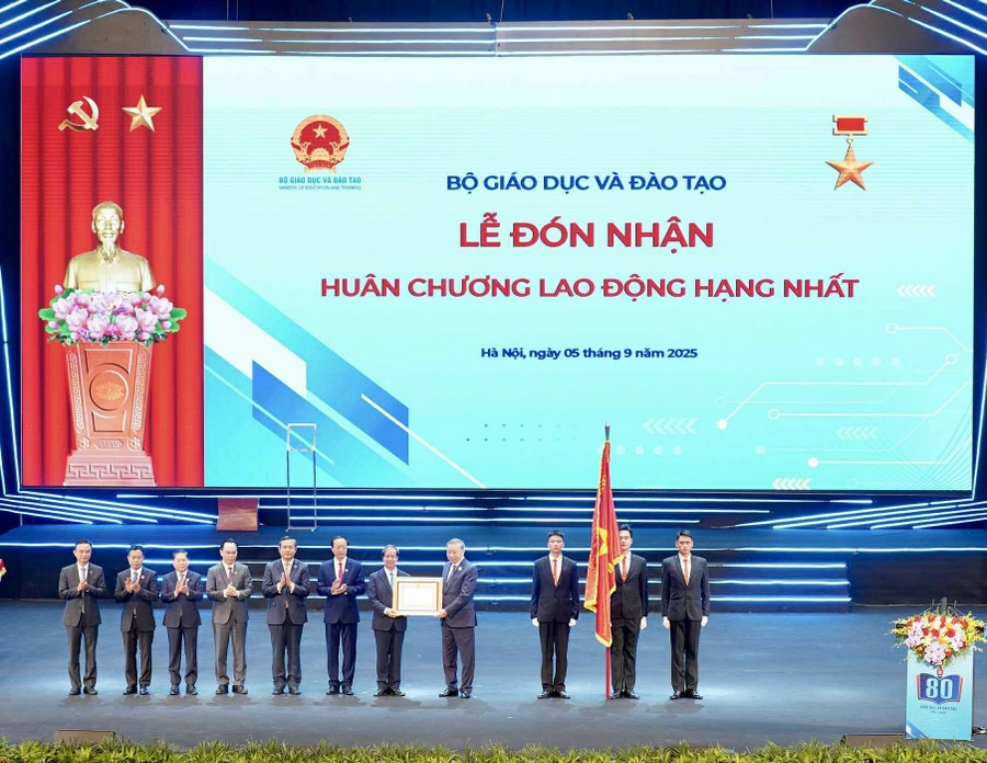 Party General Secretary To Lam presents the First-Class Labor Order to the Ministry of Education and Training. Photo: Ministry of Education and Training