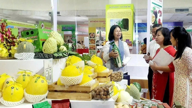 Using digital platforms for sales has helped many individuals, cooperatives, and businesses promote and sell more products. (Photo: BICH LIEN)