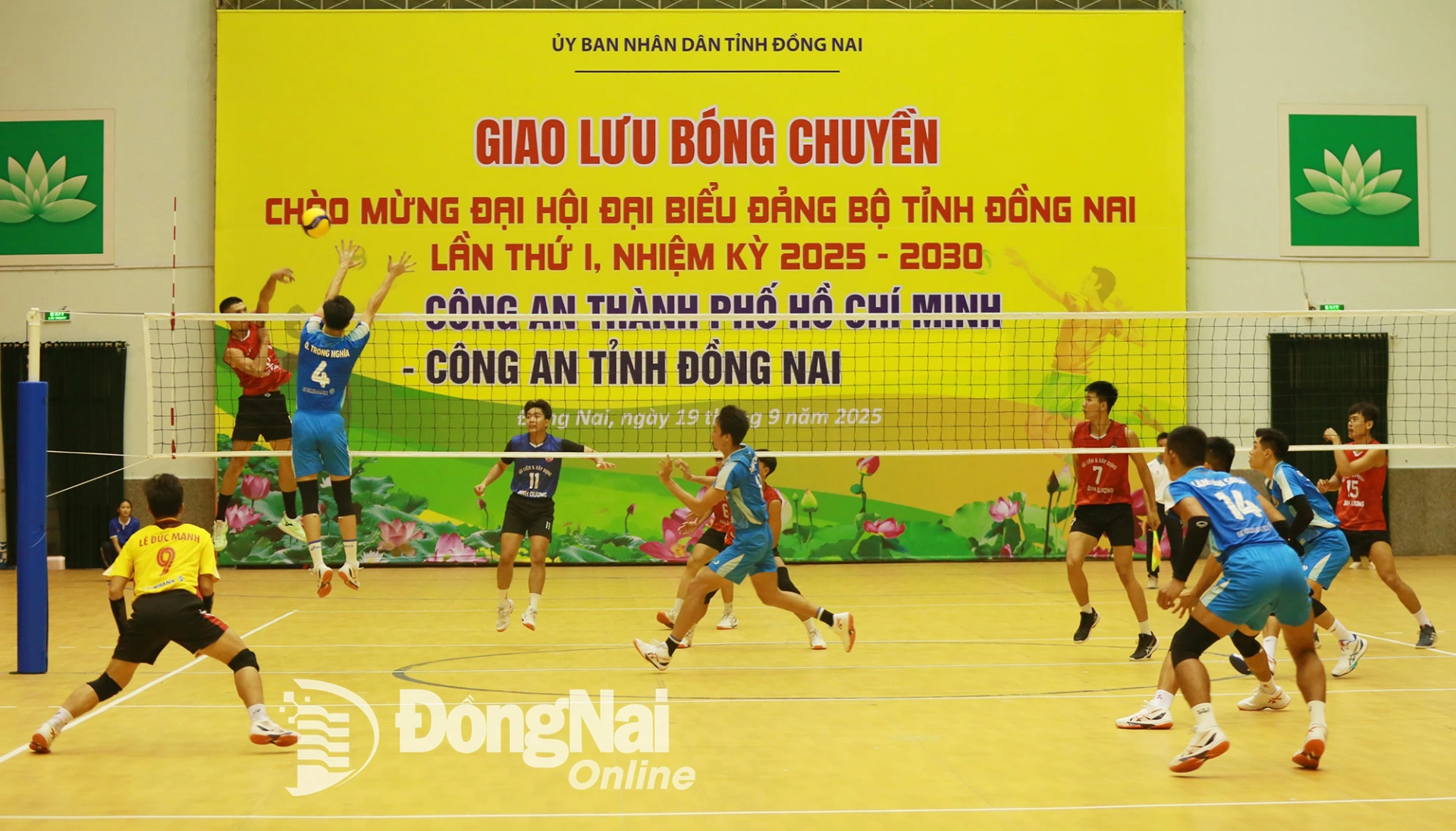 Trận thi đấu giao lưu giữa Công an Đồng Nai và Công an Thành phố Hồ Chí Minh (áo xanh). Ảnh: Huy Anh